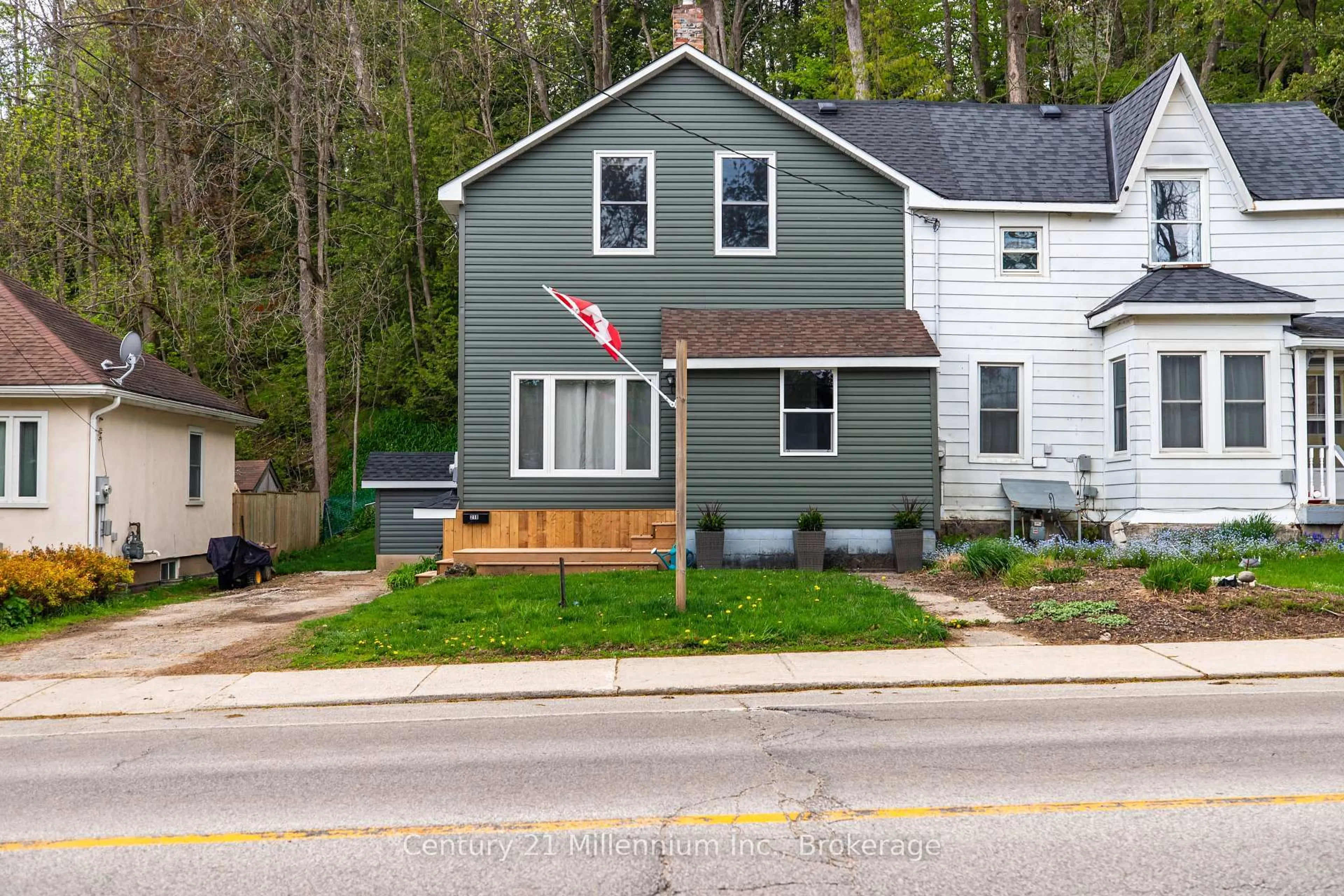 Home with vinyl exterior material, street for 218 2nd Ave, Owen Sound Ontario N4K 2E6