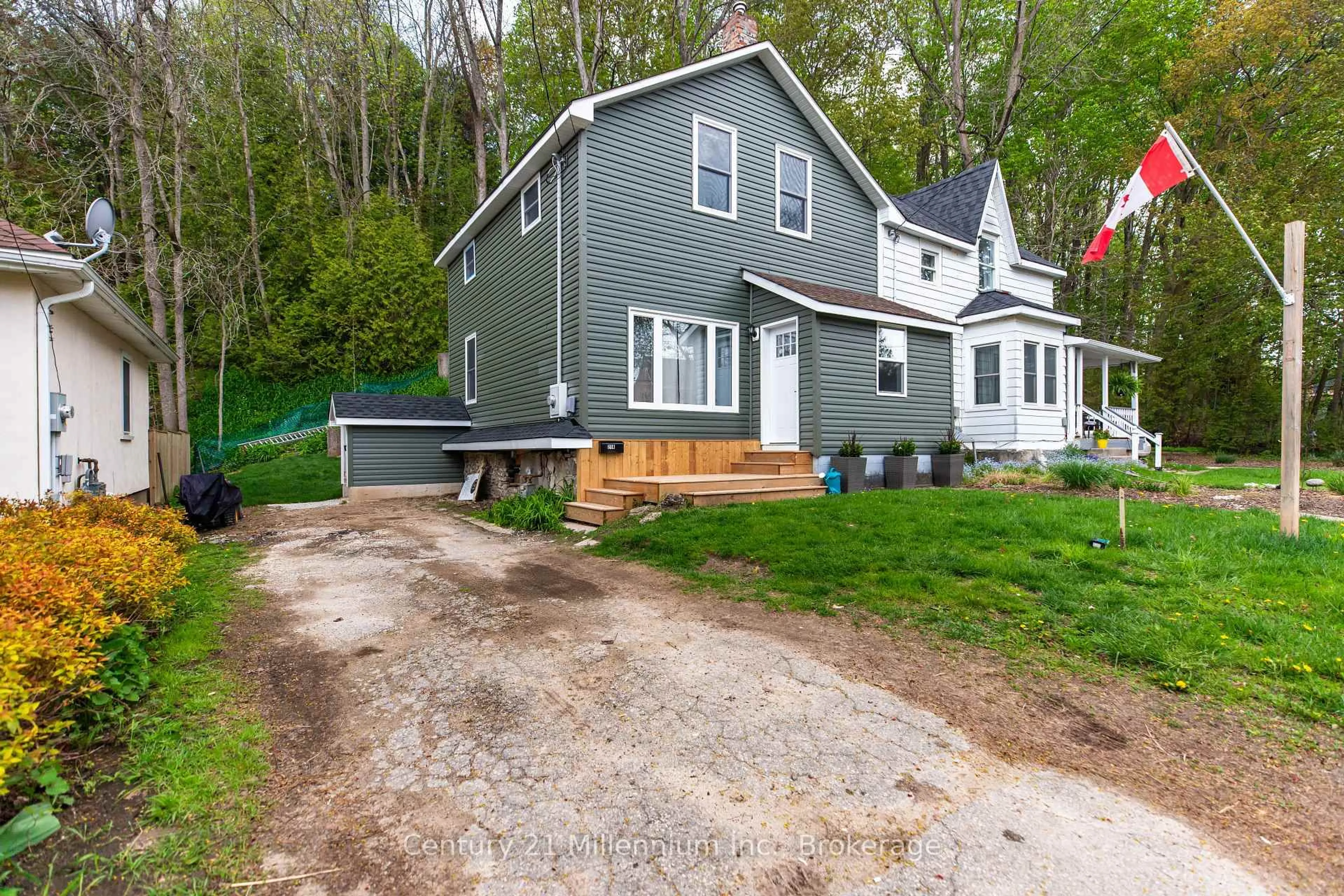 Home with vinyl exterior material, street for 218 2nd Ave, Owen Sound Ontario N4K 2E6