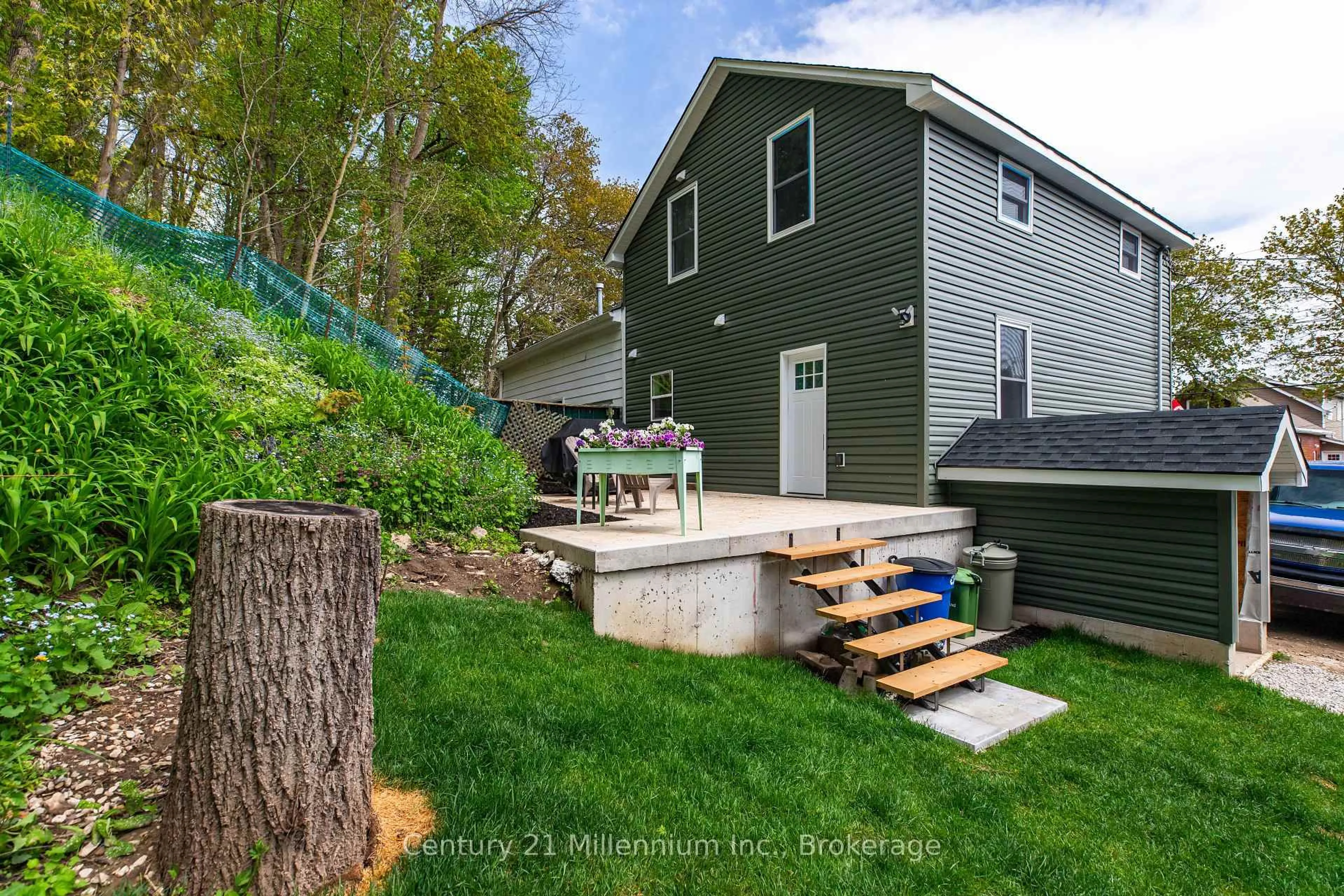 Home with vinyl exterior material, street for 218 2nd Ave, Owen Sound Ontario N4K 2E6