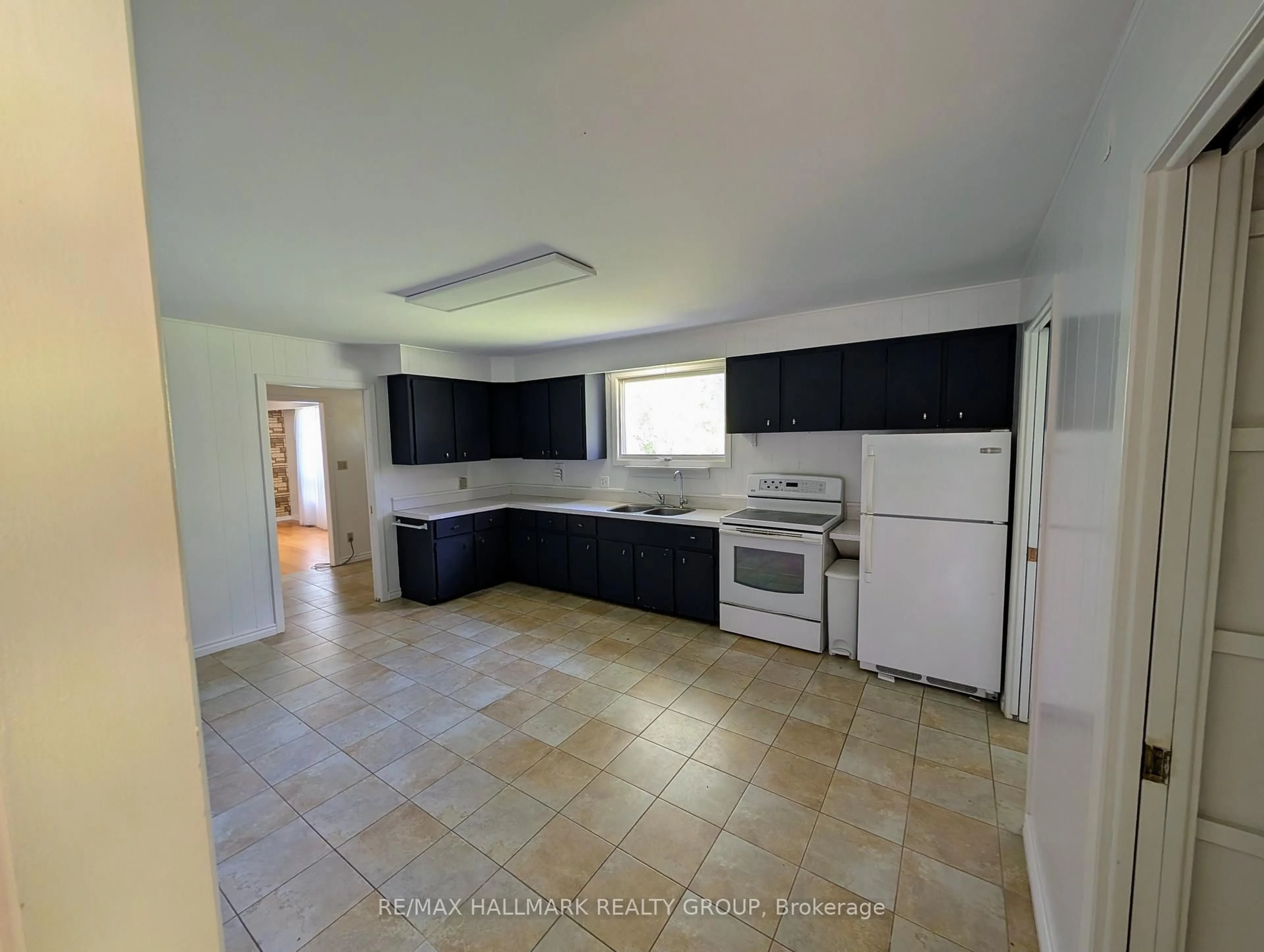 Standard kitchen, ceramic/tile floor for 1636 Stagecoach Rd, Greely Ontario K4P 1M1