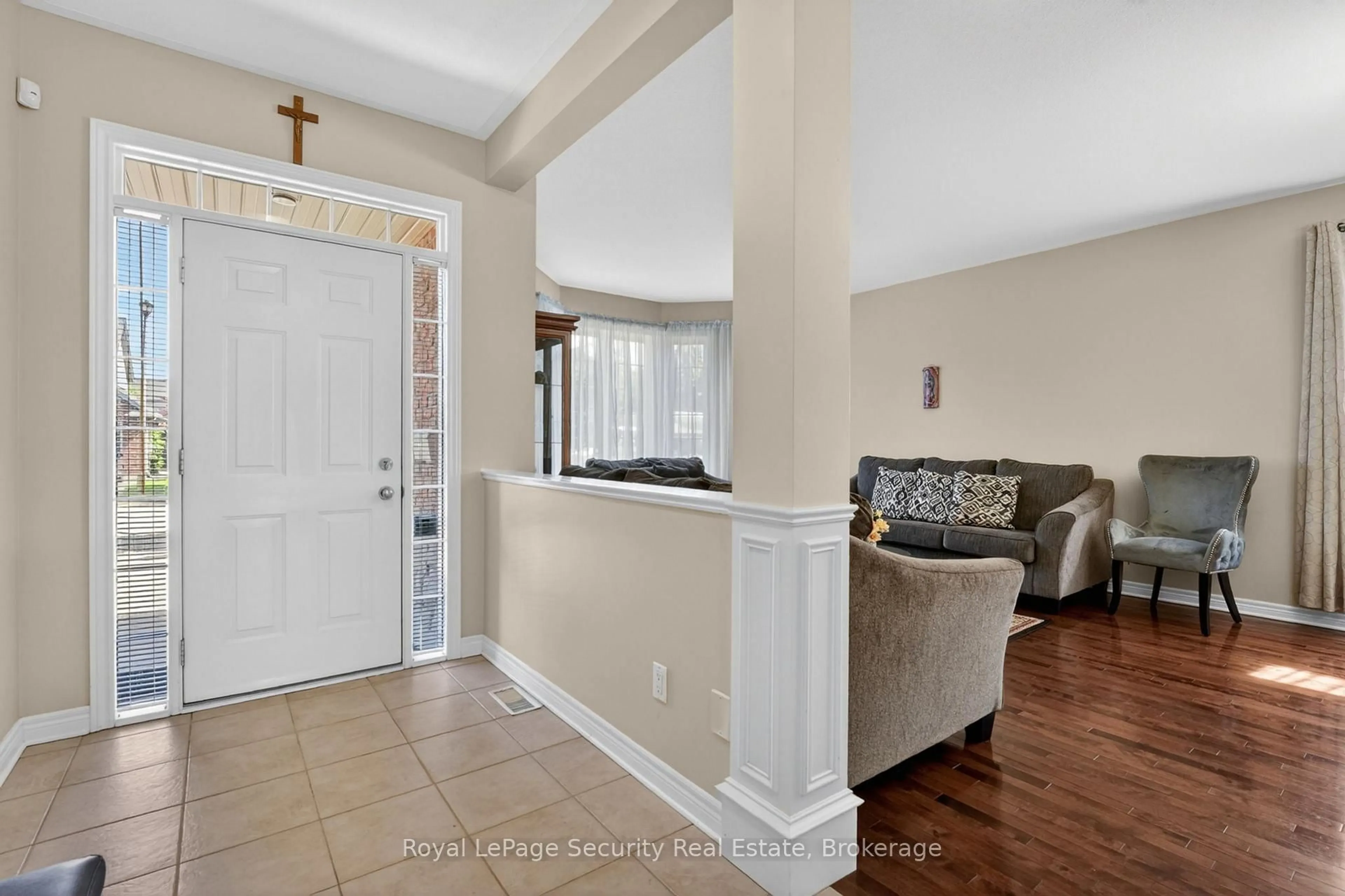 Indoor entryway for 37 Fredonia Cres, St. Catharines Ontario L2S 4C3
