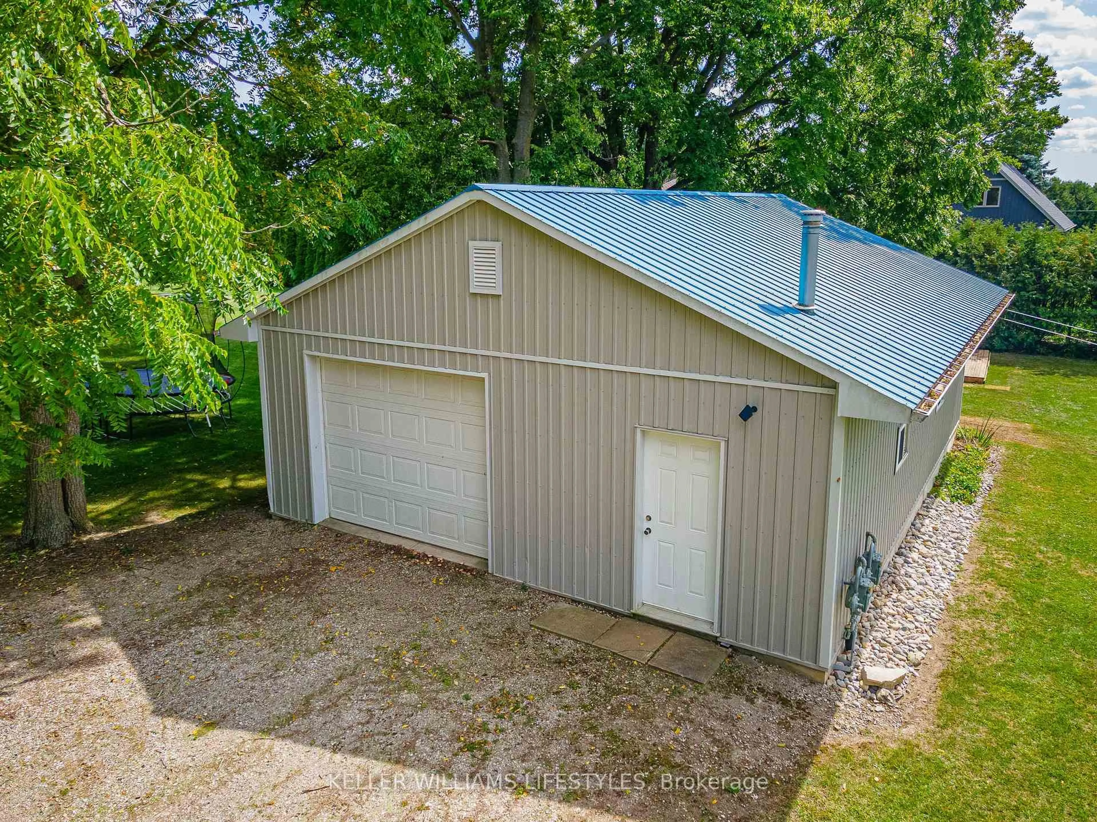 A pic from outside/outdoor area/front of a property/back of a property/a pic from drone, building for 4403 Queens Ave, North Middlesex Ontario N0M 1A0