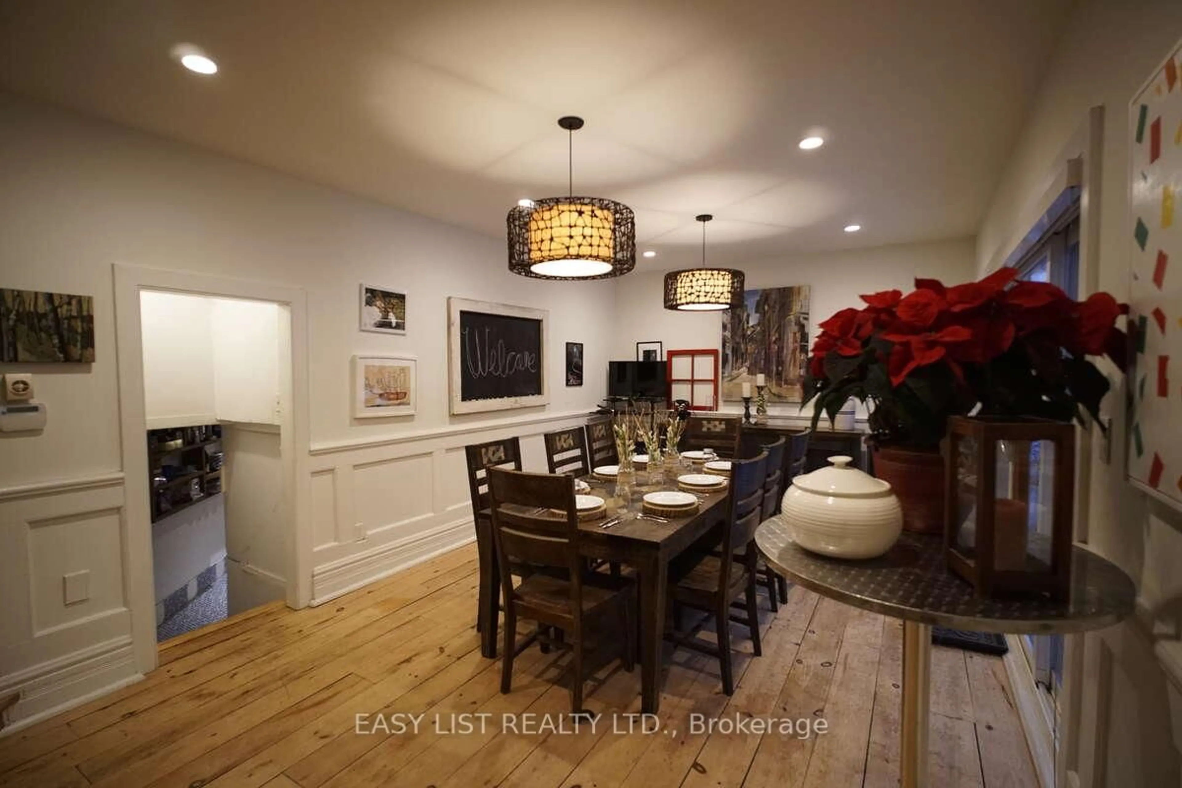 Dining room, wood/laminate floor for 79 Brock Rd, Puslinch Ontario N0B 2J0