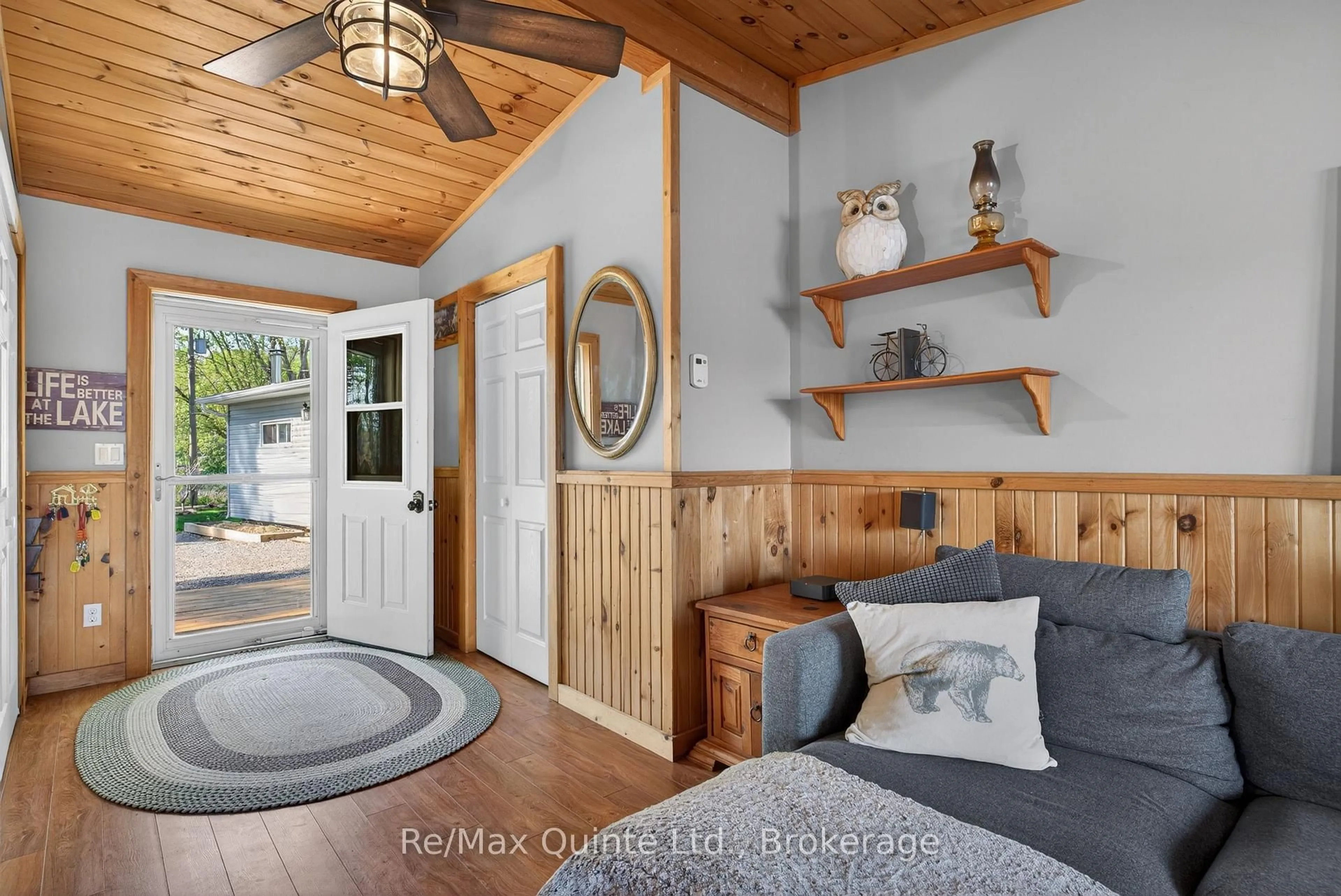 Indoor entryway for 585 Pine Point Lane, Madoc Ontario K0K 2K0