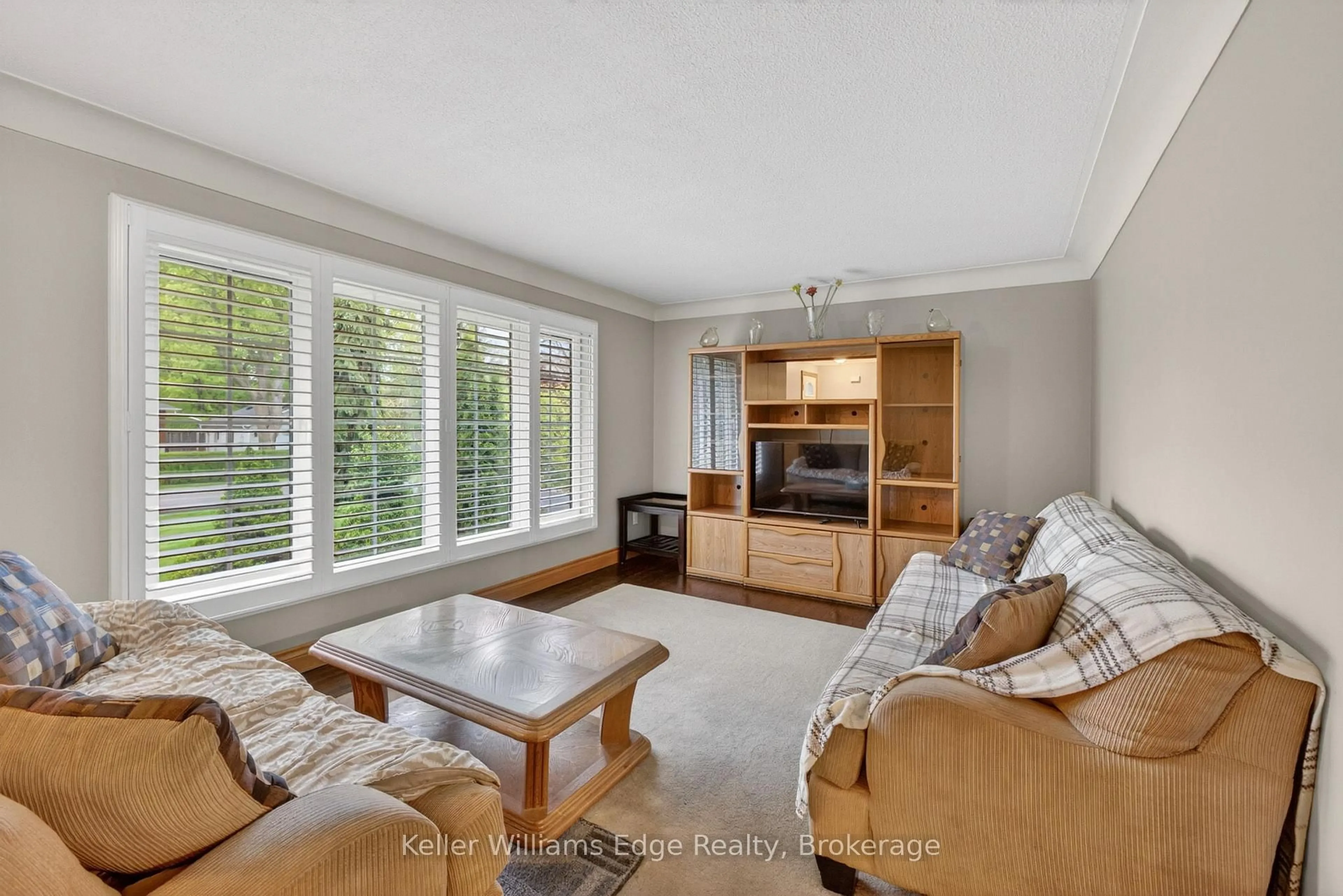 Living room with furniture, wood/laminate floor for 187 Council Cres, Hamilton Ontario L9G 1V2