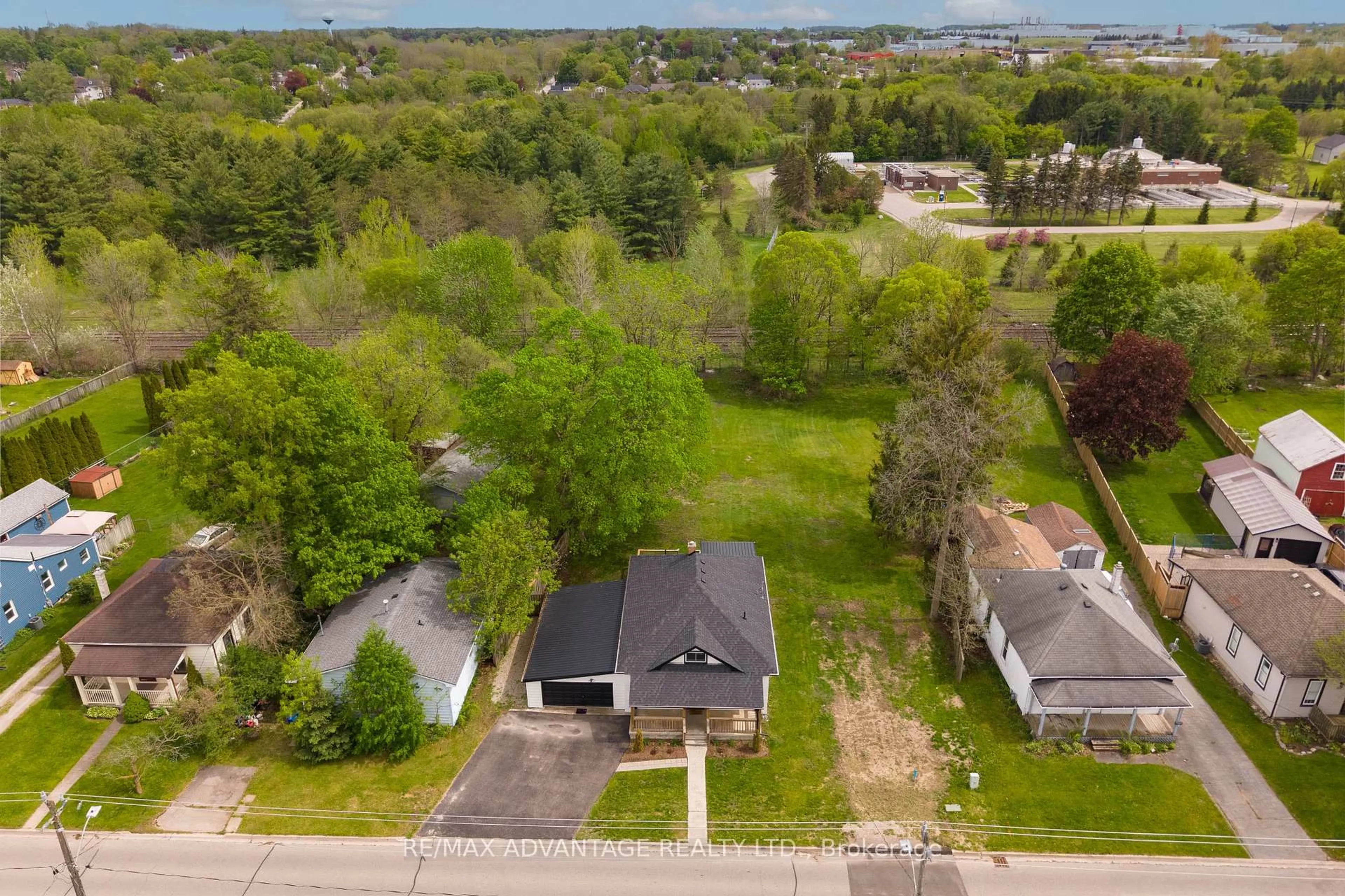 A pic from outside/outdoor area/front of a property/back of a property/a pic from drone, water/lake/river/ocean view for 209 Victoria St, Ingersoll Ontario N5C 2N2