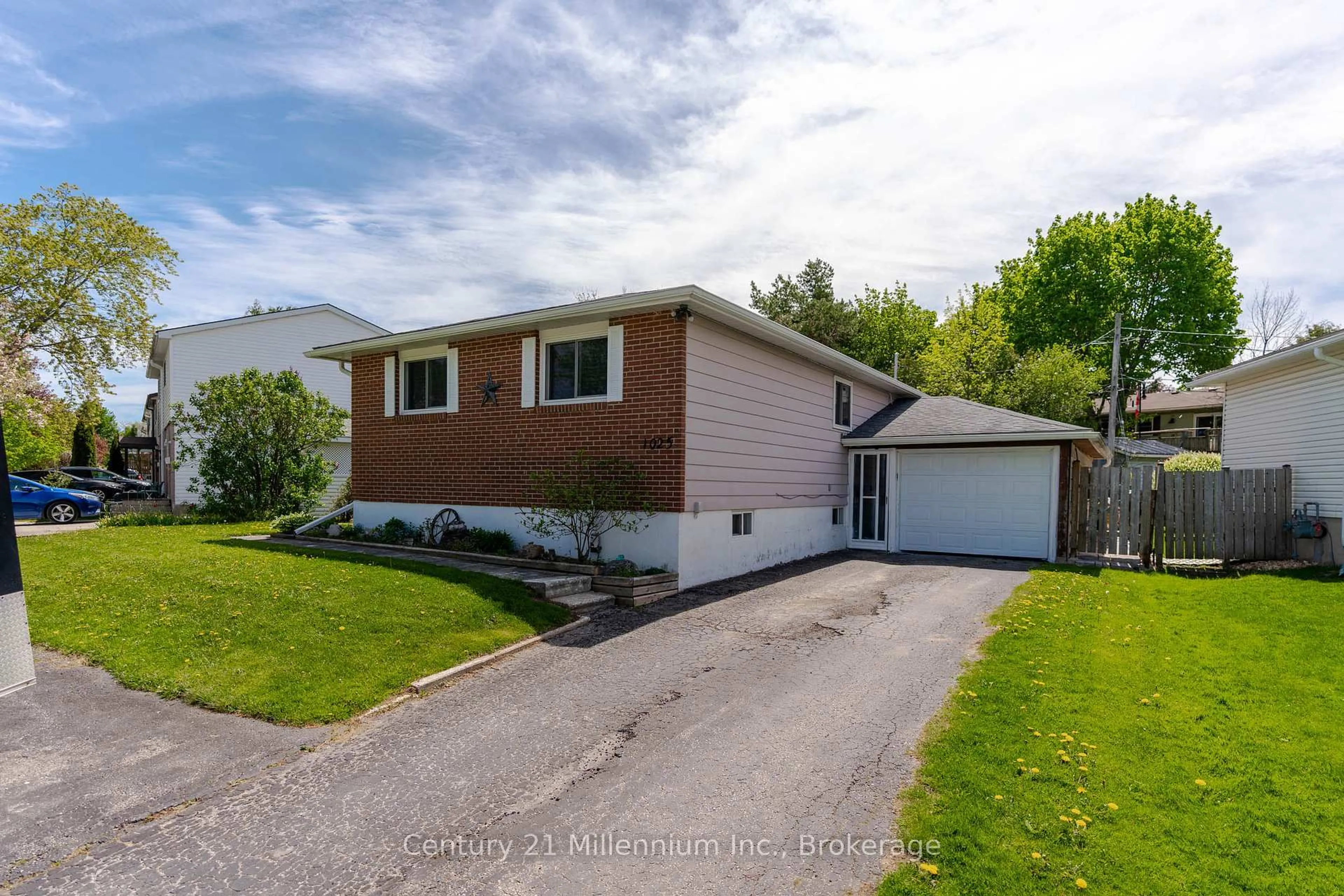 Home with vinyl exterior material, street for 1025 12th St, Owen Sound Ontario N4K 5V4