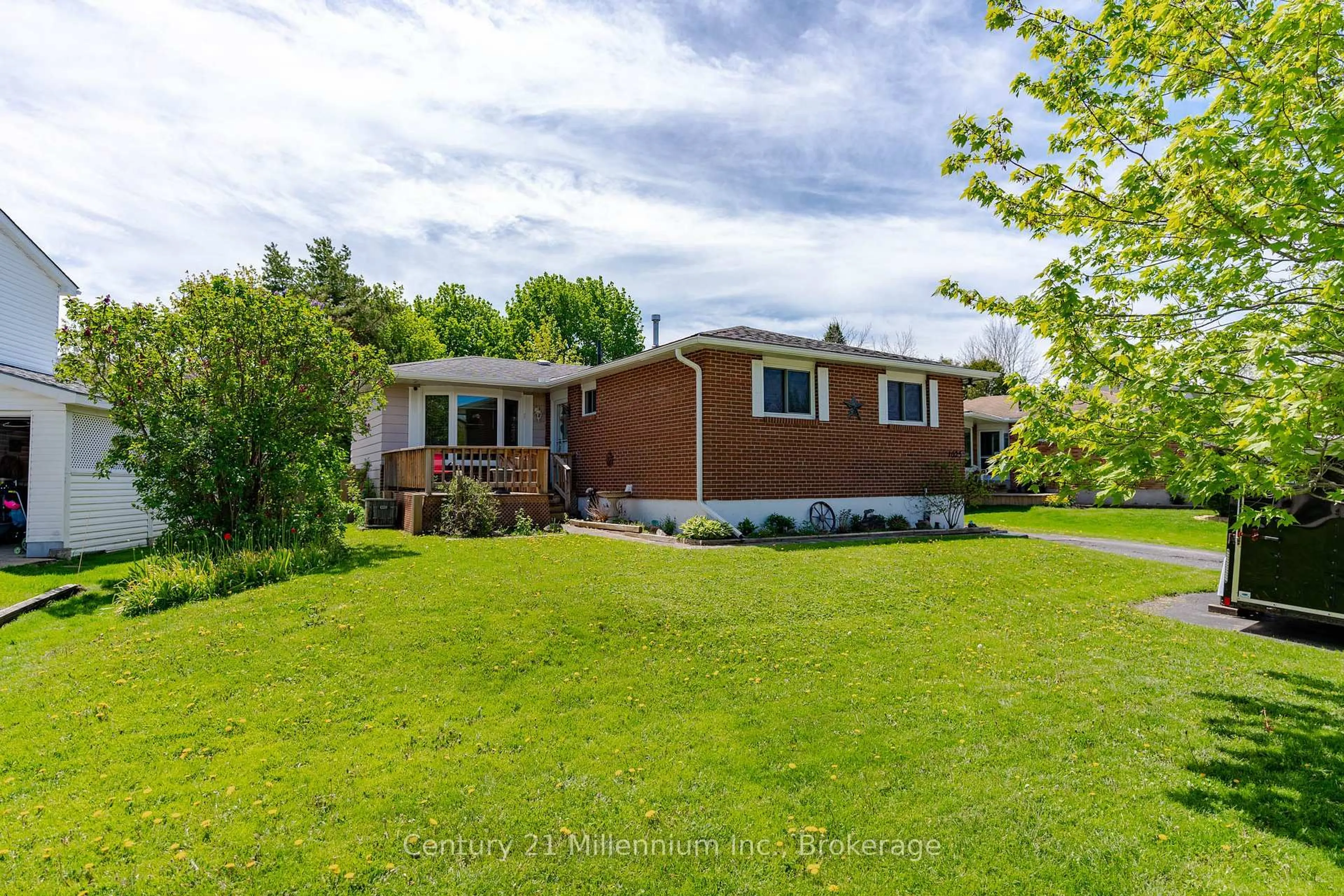 A pic from outside/outdoor area/front of a property/back of a property/a pic from drone, unknown for 1025 12th St, Owen Sound Ontario N4K 5V4