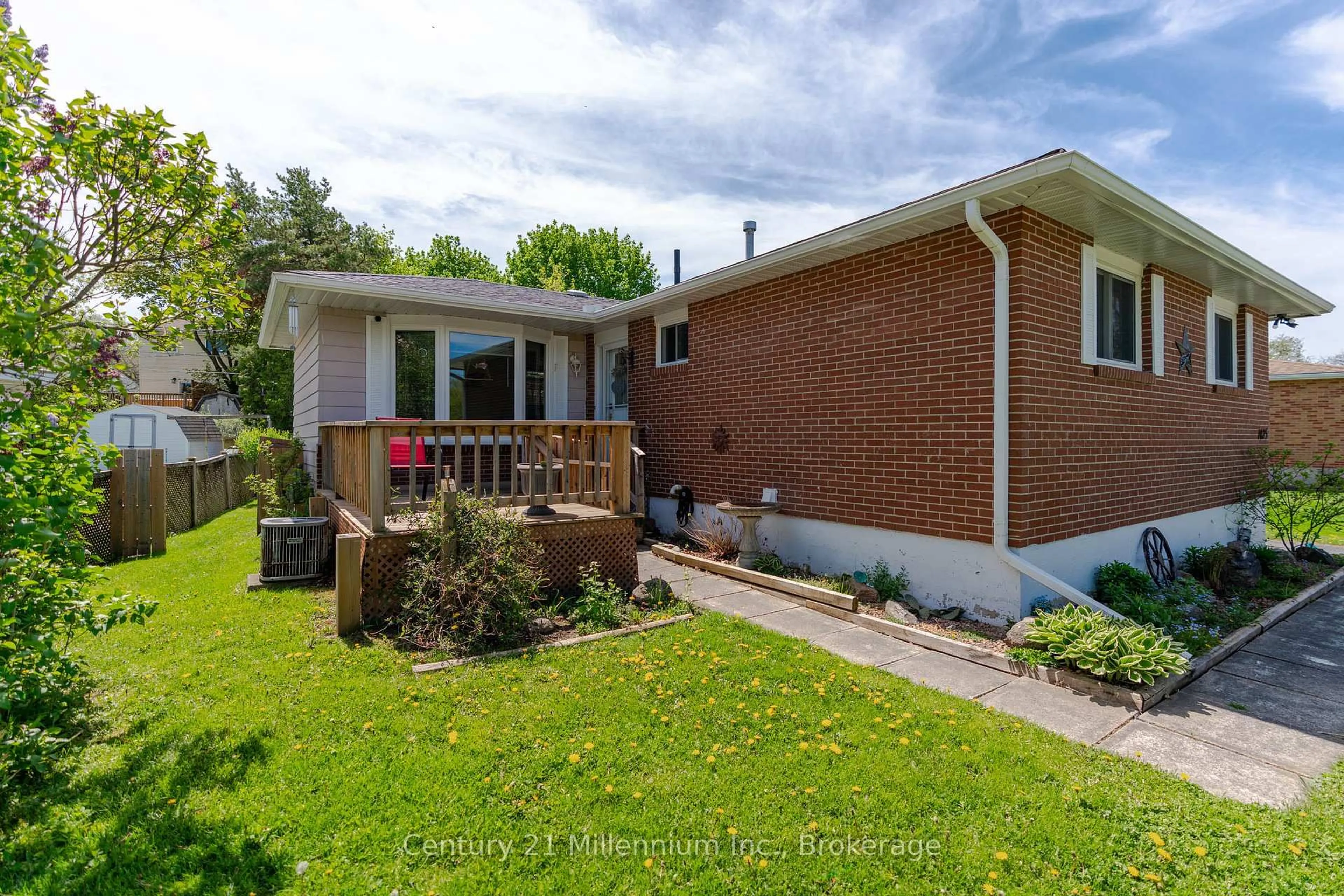 Home with brick exterior material, street for 1025 12th St, Owen Sound Ontario N4K 5V4