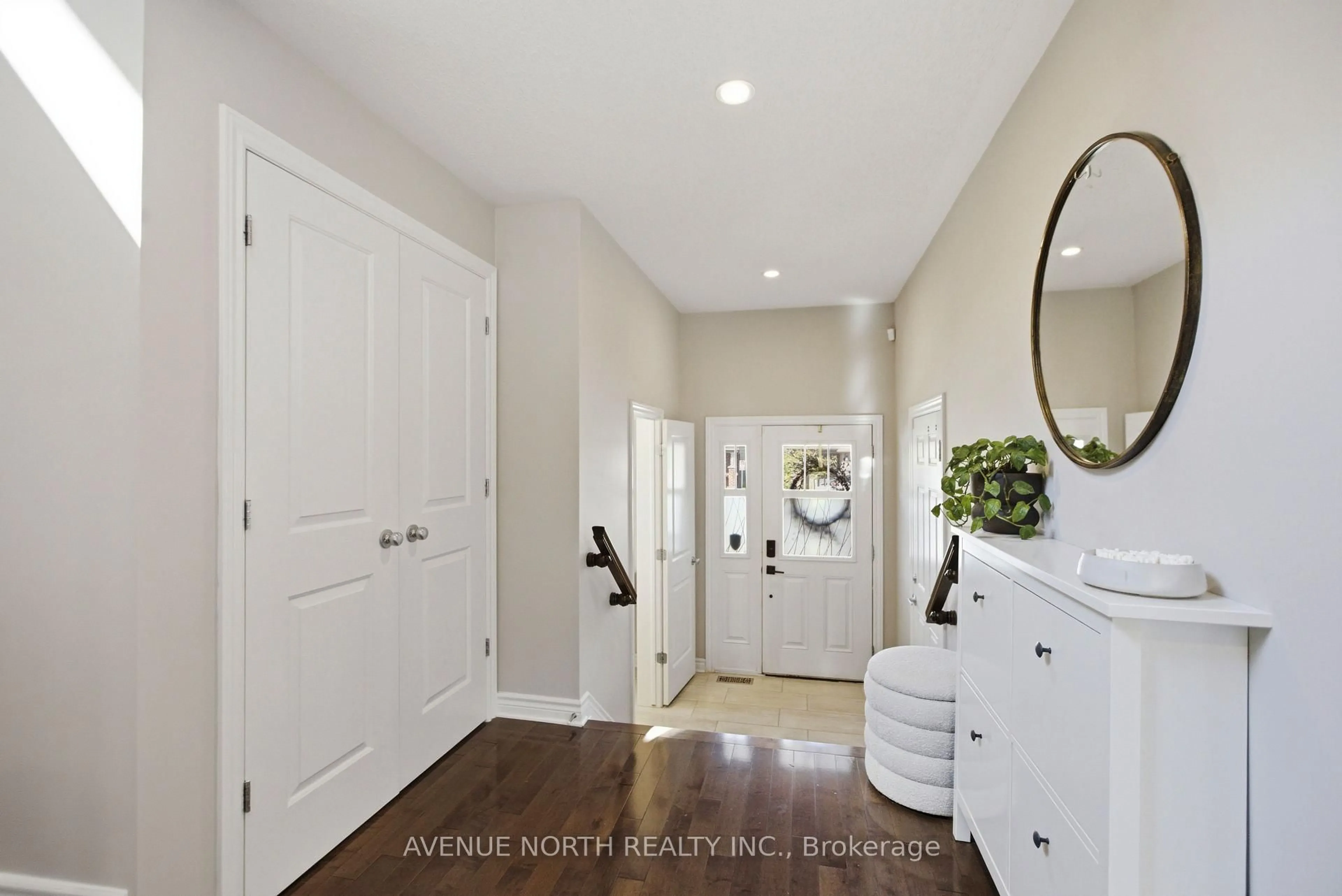 Indoor entryway for 456 Brettonwood Rdge, Ottawa Ontario K2T 0L1