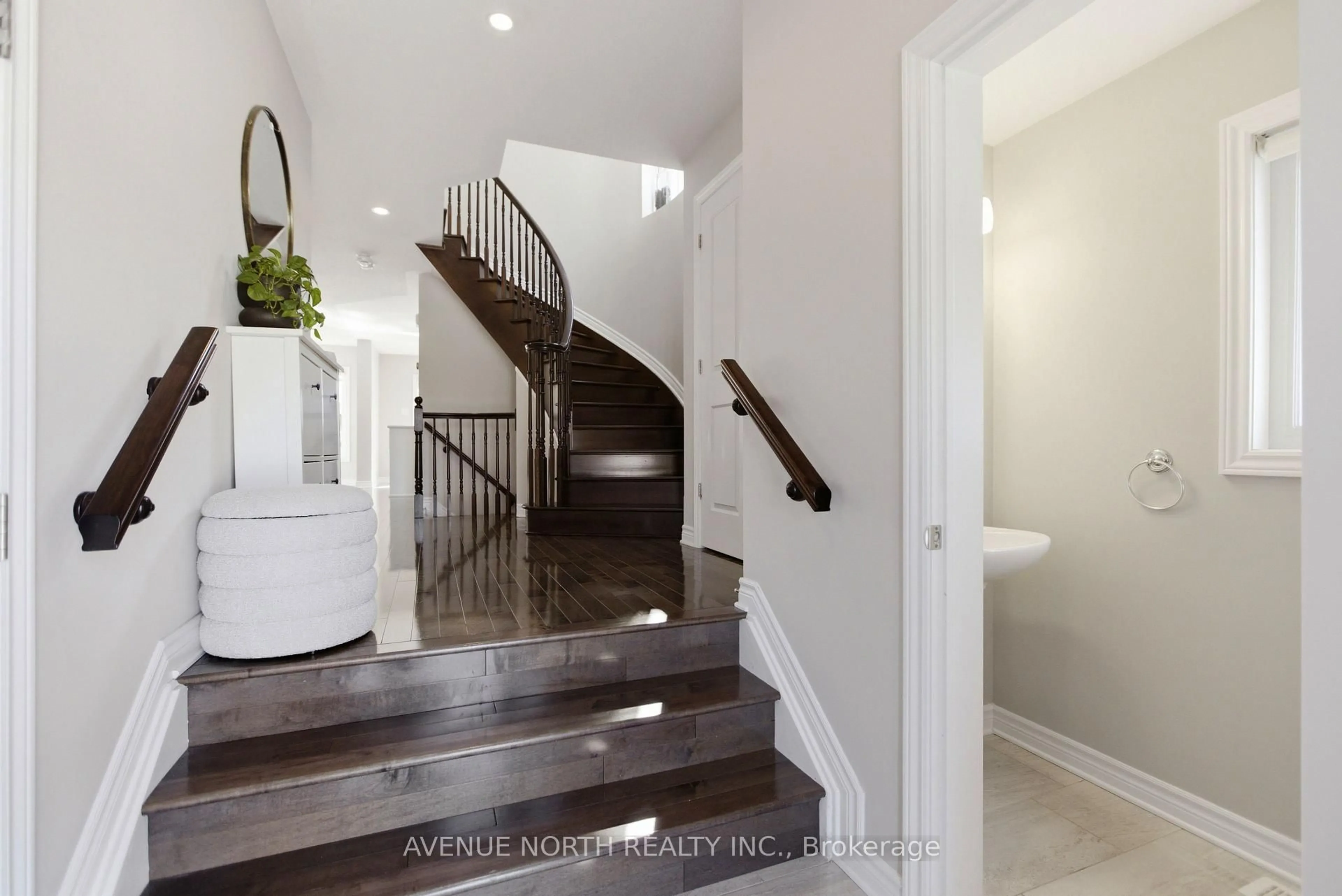 Indoor entryway for 456 Brettonwood Rdge, Ottawa Ontario K2T 0L1