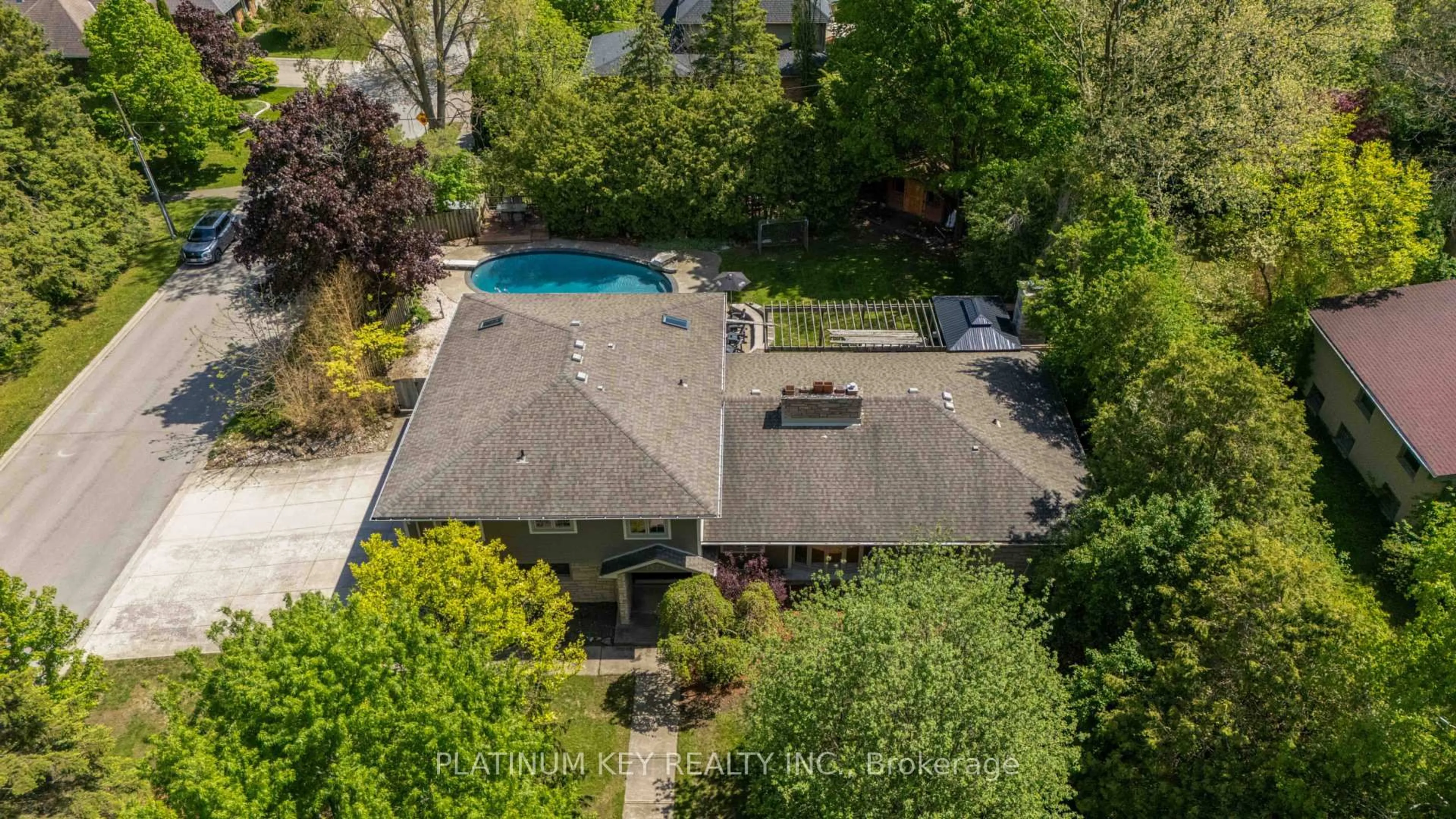 A pic from outside/outdoor area/front of a property/back of a property/a pic from drone, unknown for 1571 McClure Dr, London North Ontario N6G 2L1