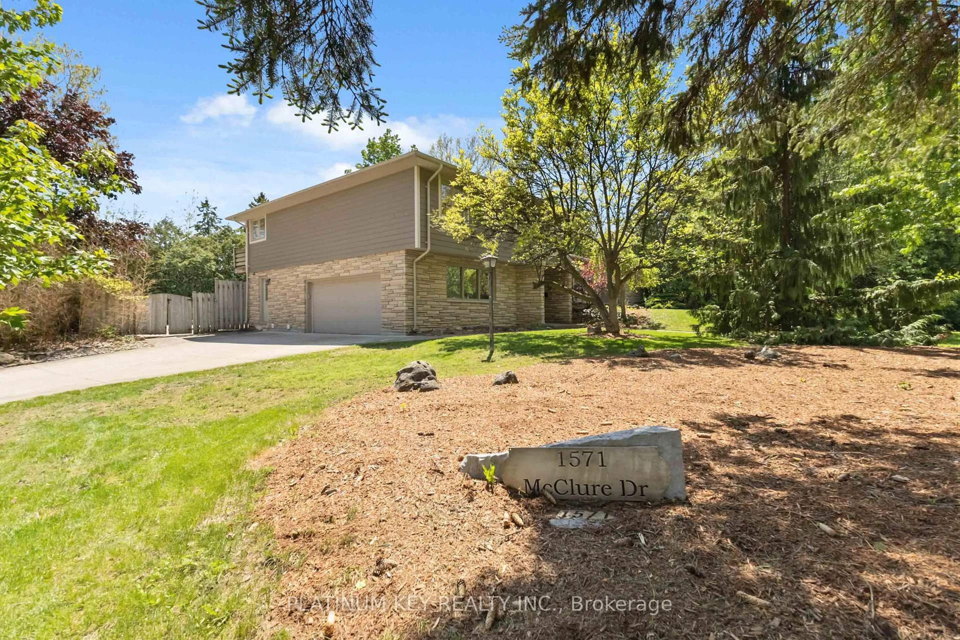 A pic from outside/outdoor area/front of a property/back of a property/a pic from drone, unknown for 1571 McClure Dr, London North Ontario N6G 2L1
