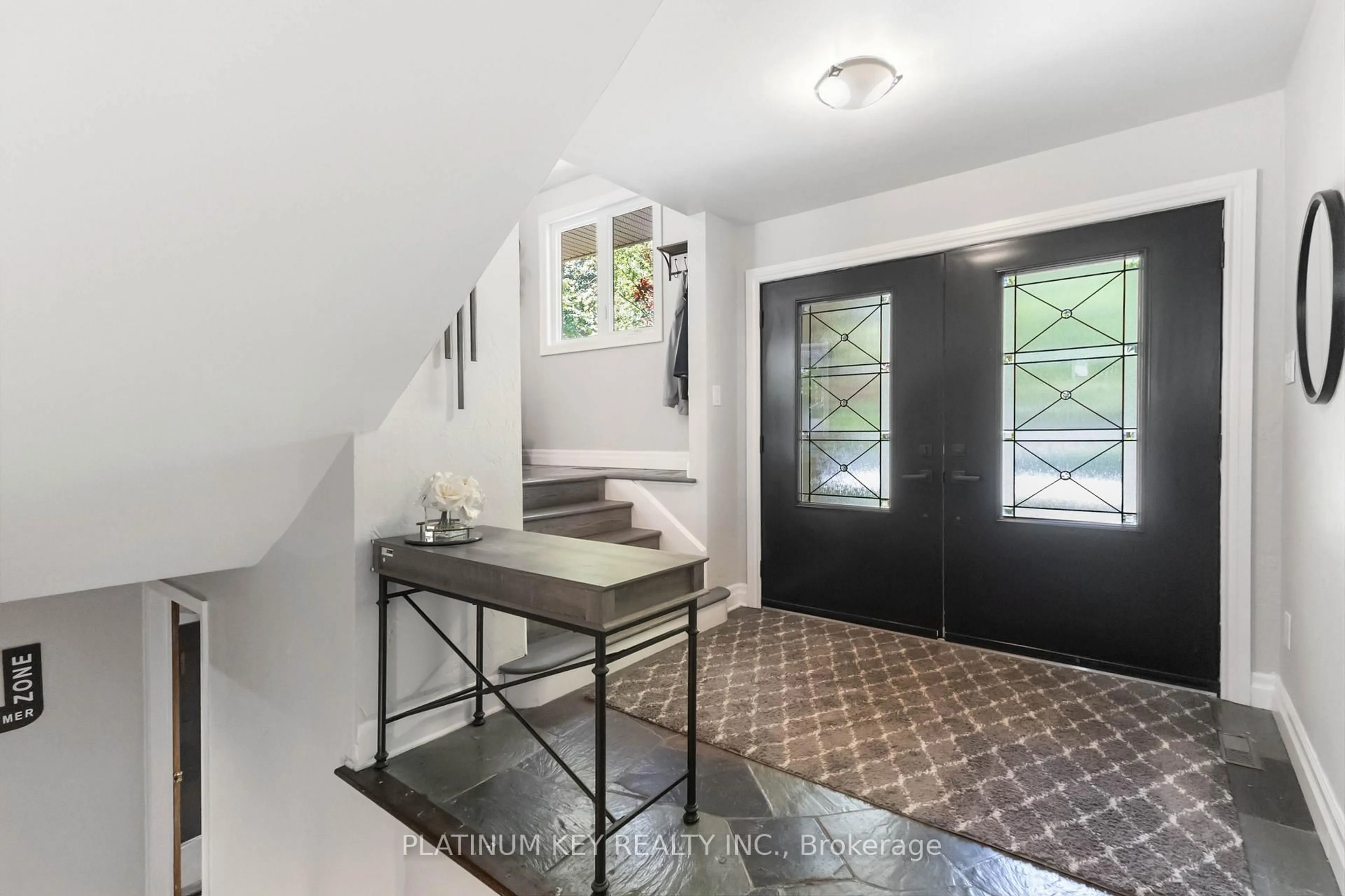 Indoor entryway for 1571 McClure Dr, London North Ontario N6G 2L1