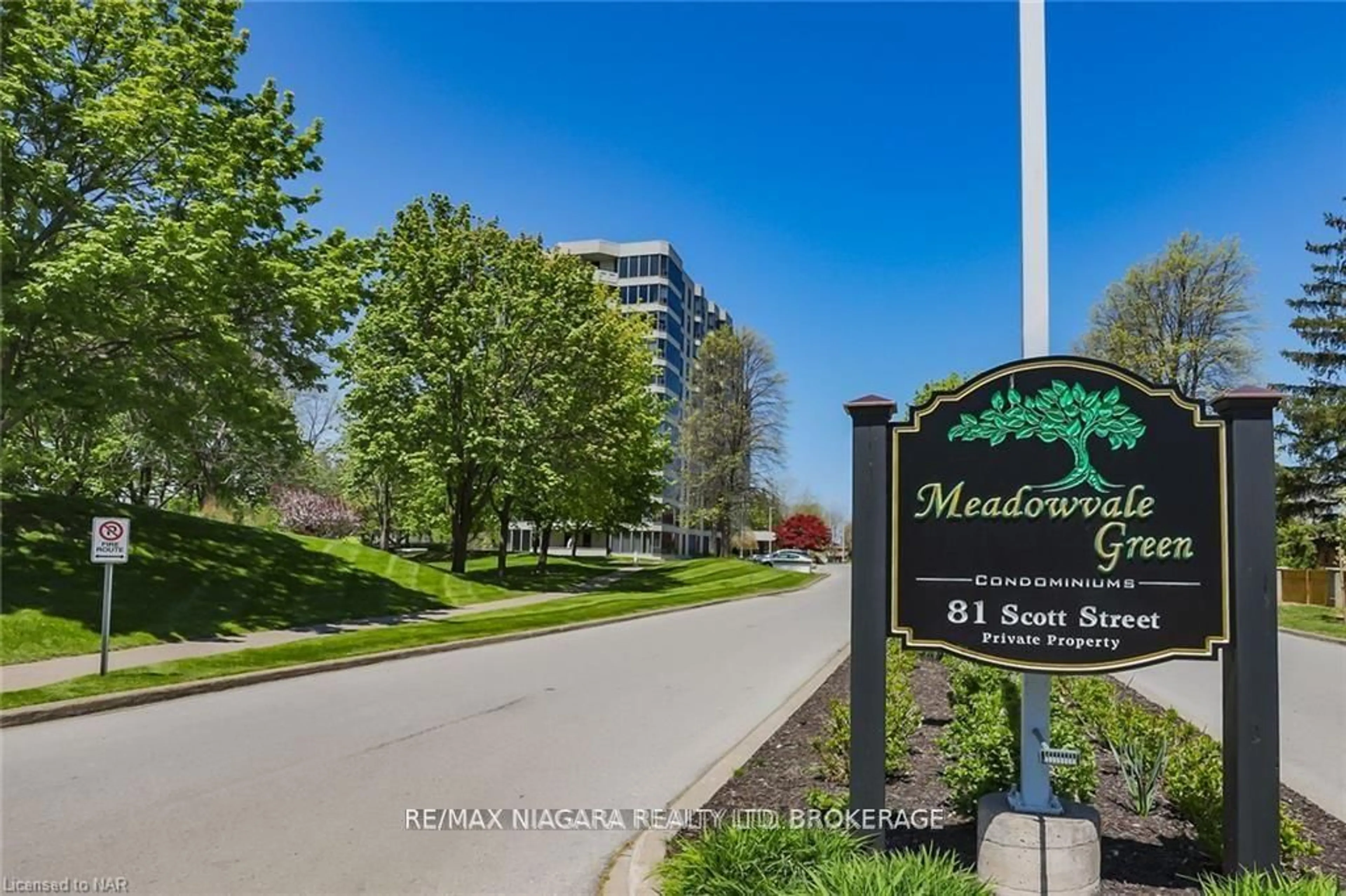 Indoor foyer for 81 SCOTT St #501, St. Catharines Ontario L2N 7L5