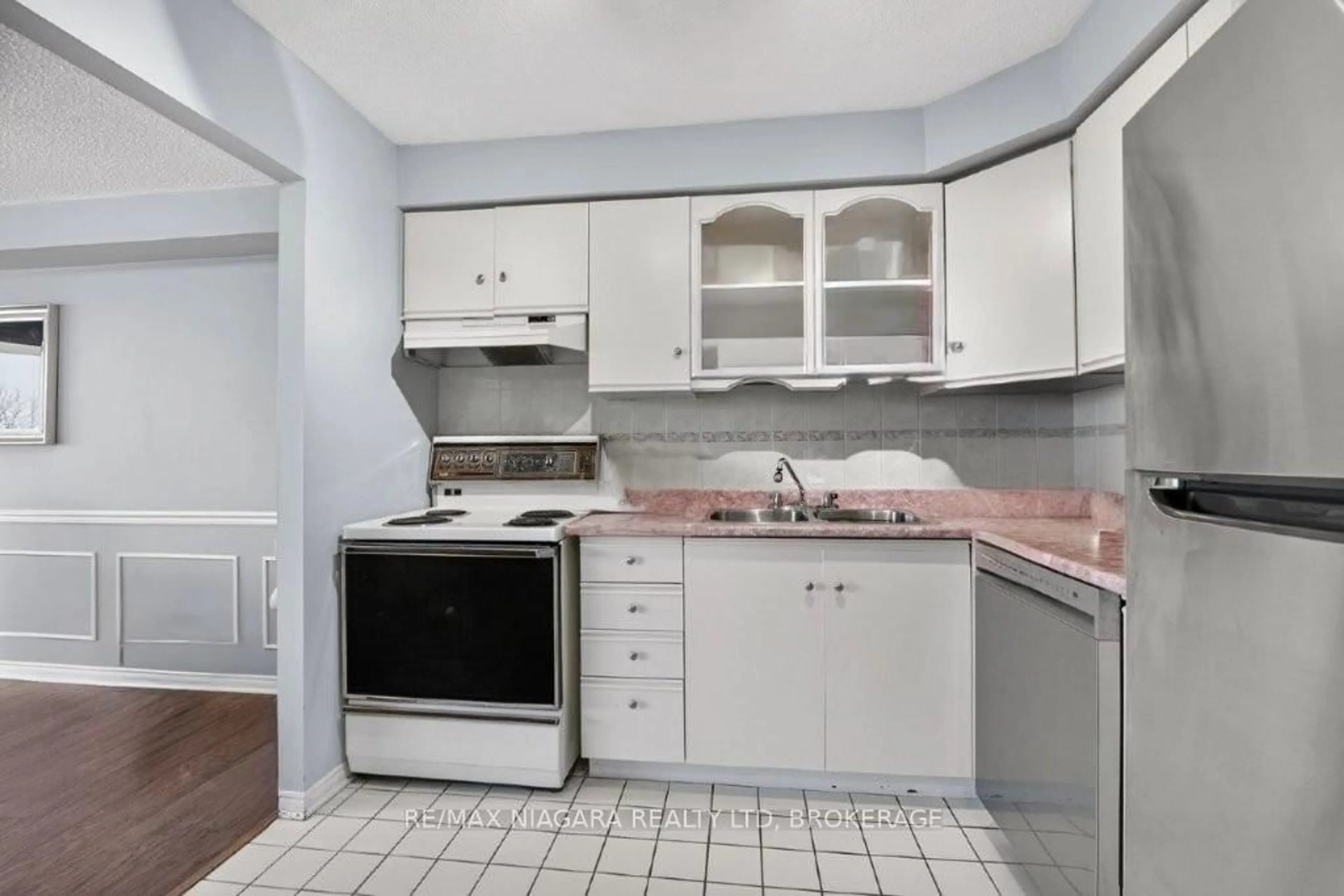Standard kitchen, ceramic/tile floor for 81 SCOTT St #501, St. Catharines Ontario L2N 7L5