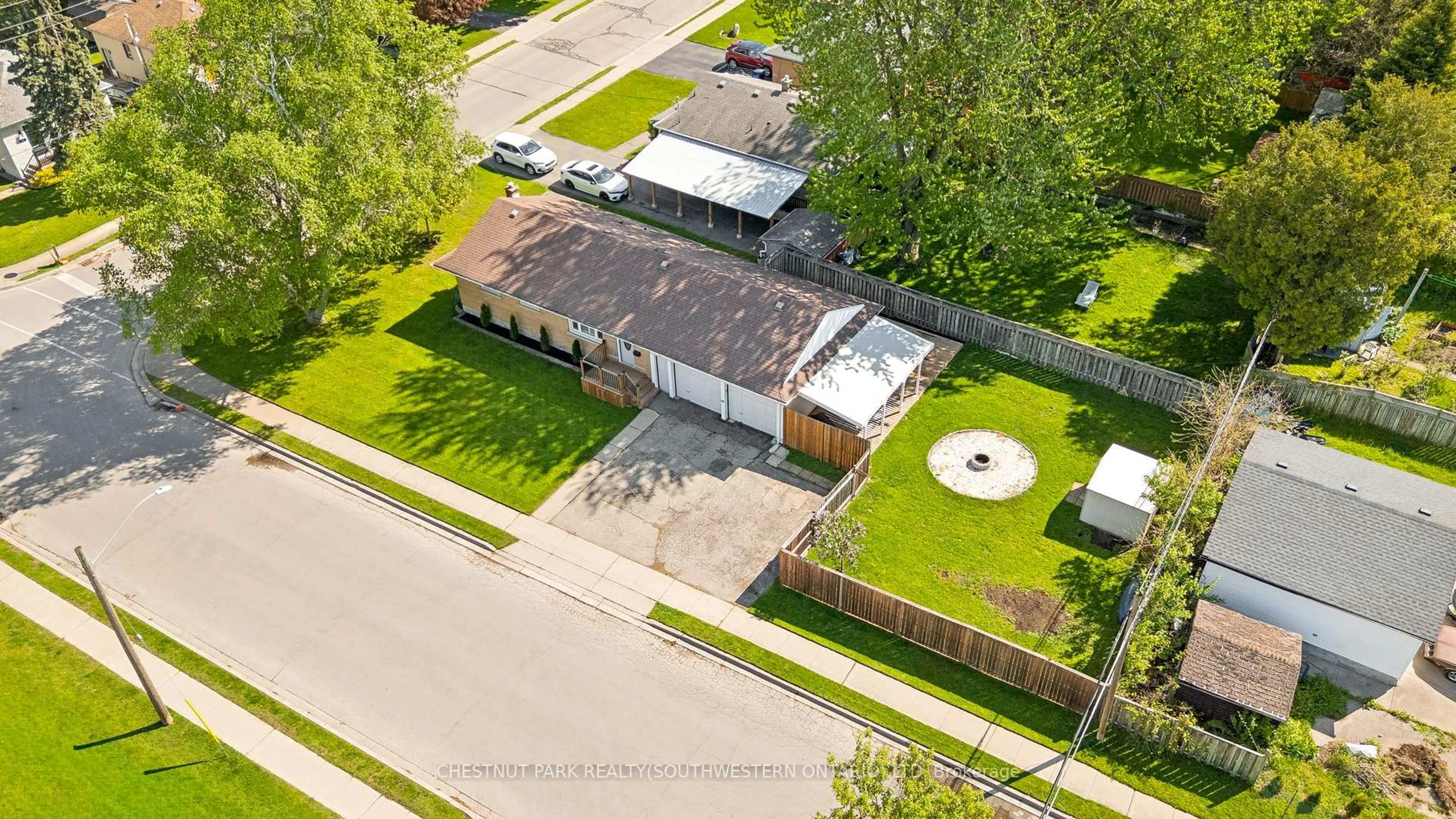 A pic from outside/outdoor area/front of a property/back of a property/a pic from drone, street for 75 Albert St, Cambridge Ontario N1R 3N3