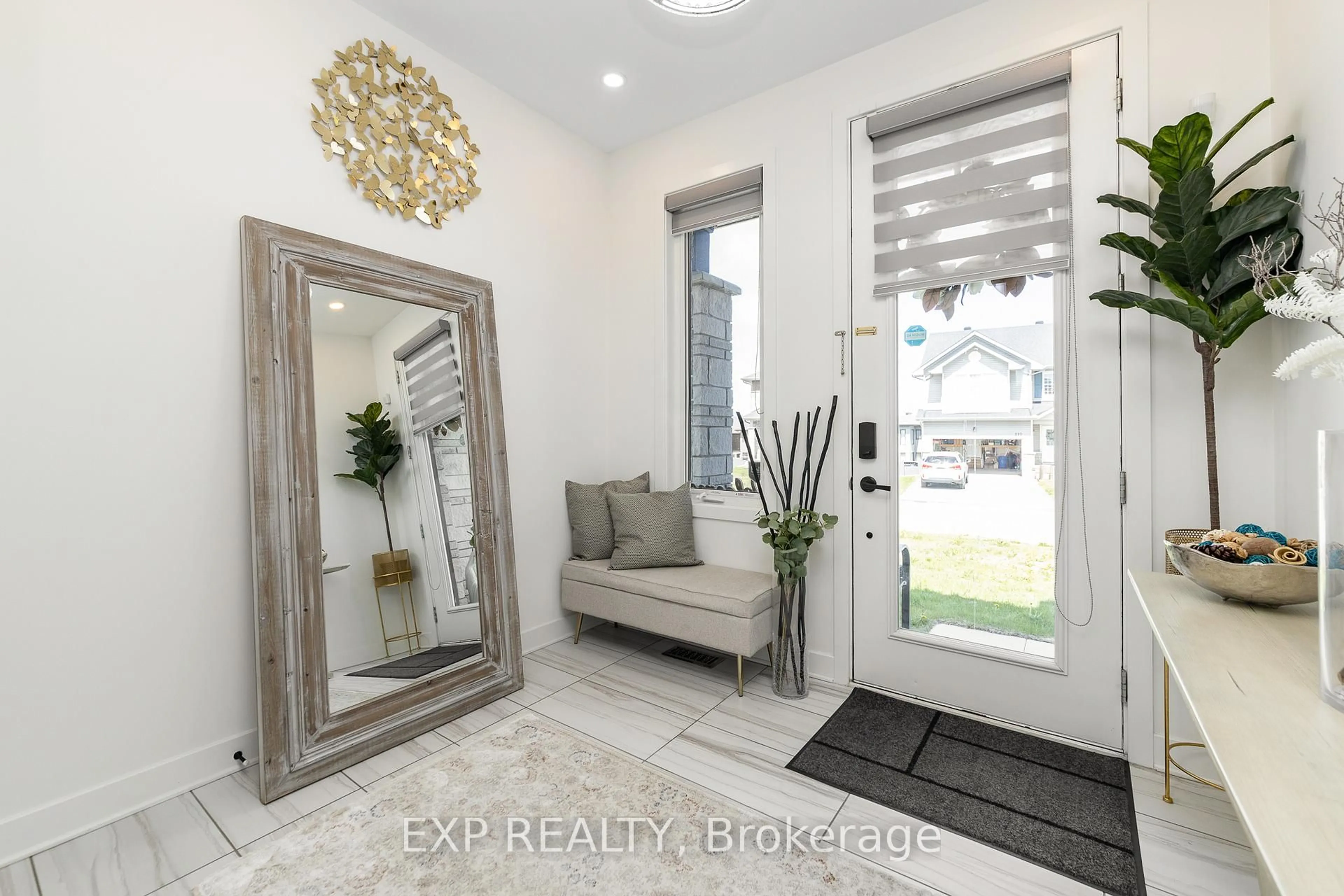 Indoor entryway for 209 PINGWI Pl, Ottawa Ontario K1X 0G1