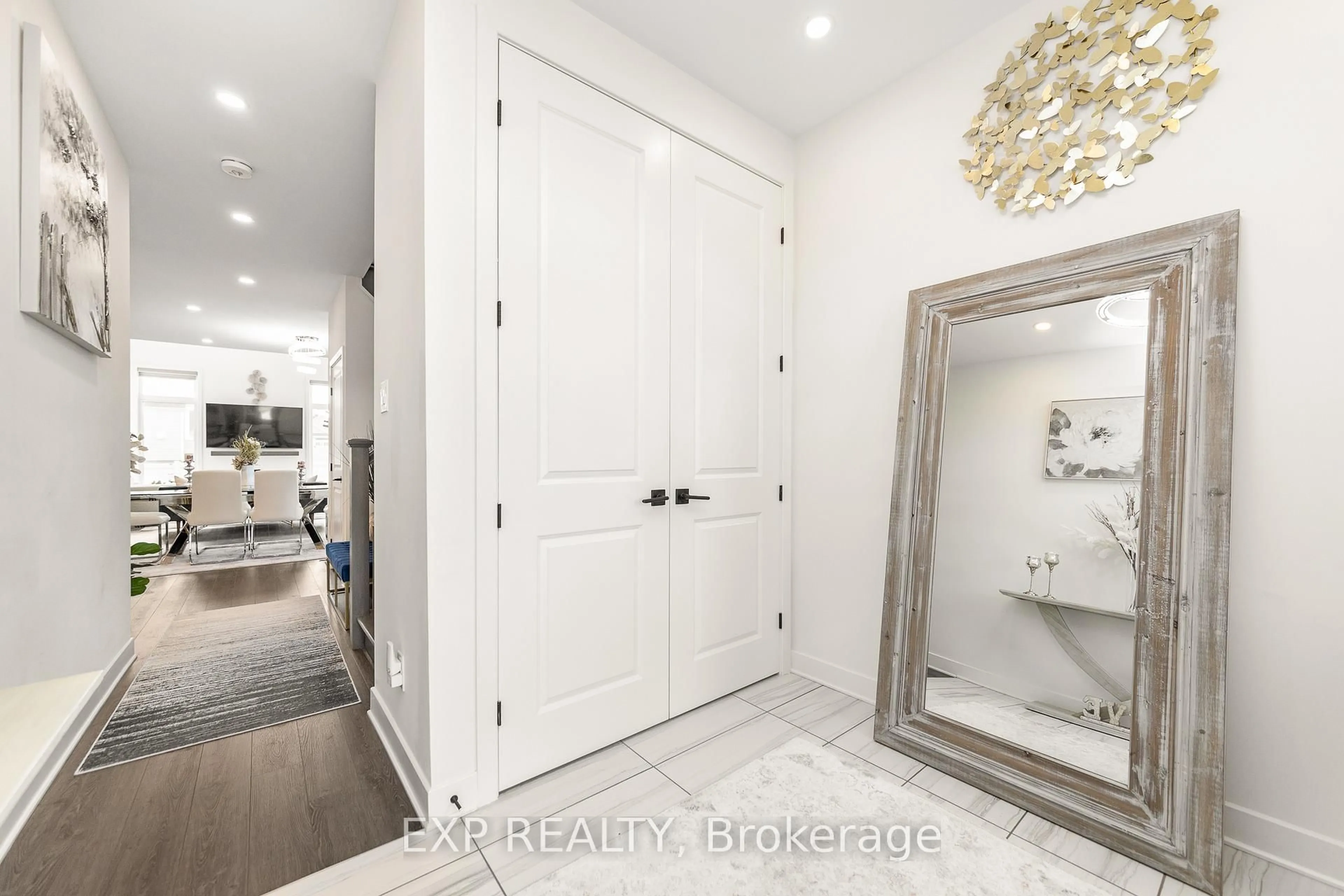 Indoor entryway for 209 PINGWI Pl, Ottawa Ontario K1X 0G1