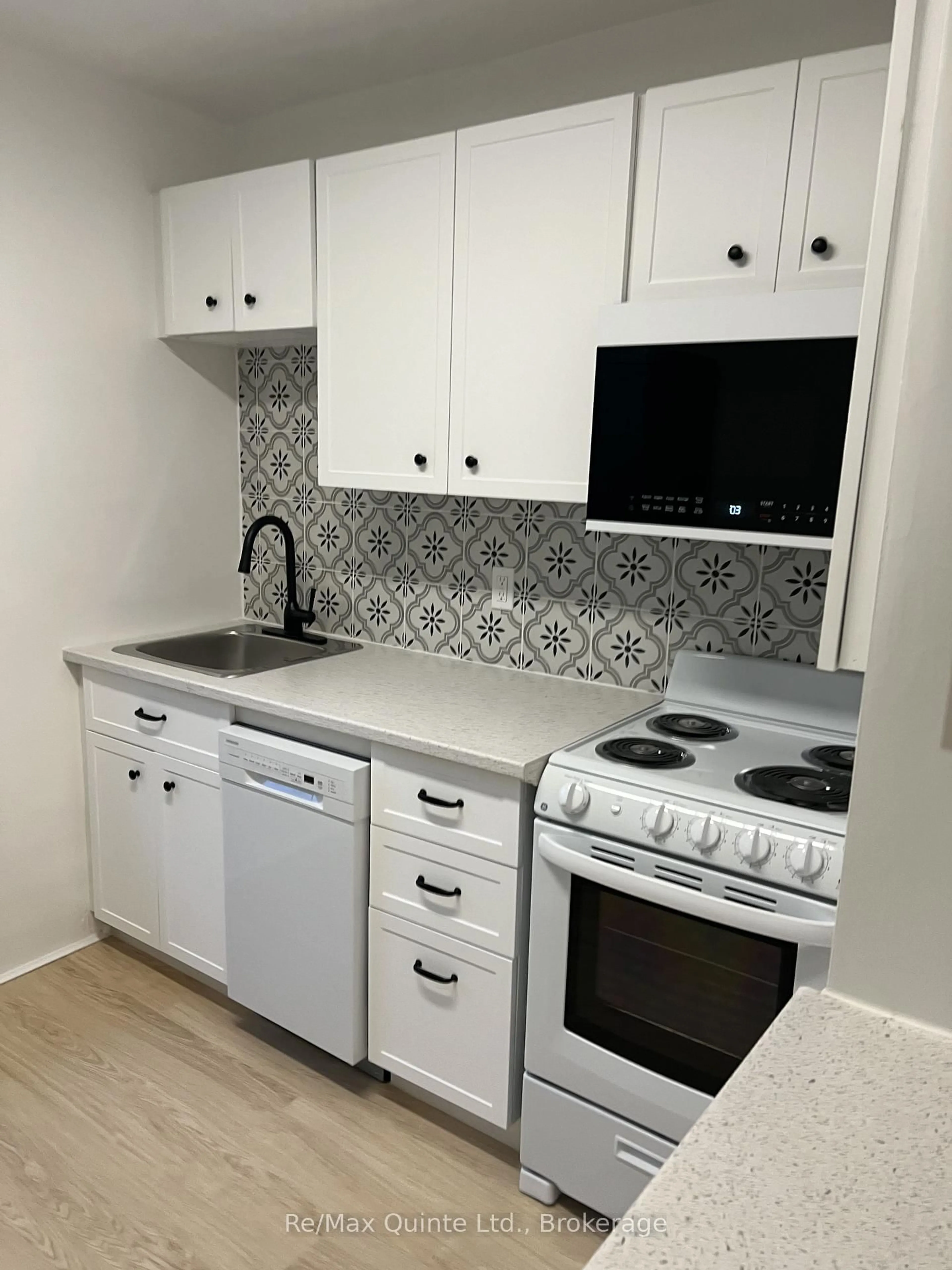 Standard kitchen, ceramic/tile floor for 146 Bleecker Ave, Belleville Ontario K8N 3T7