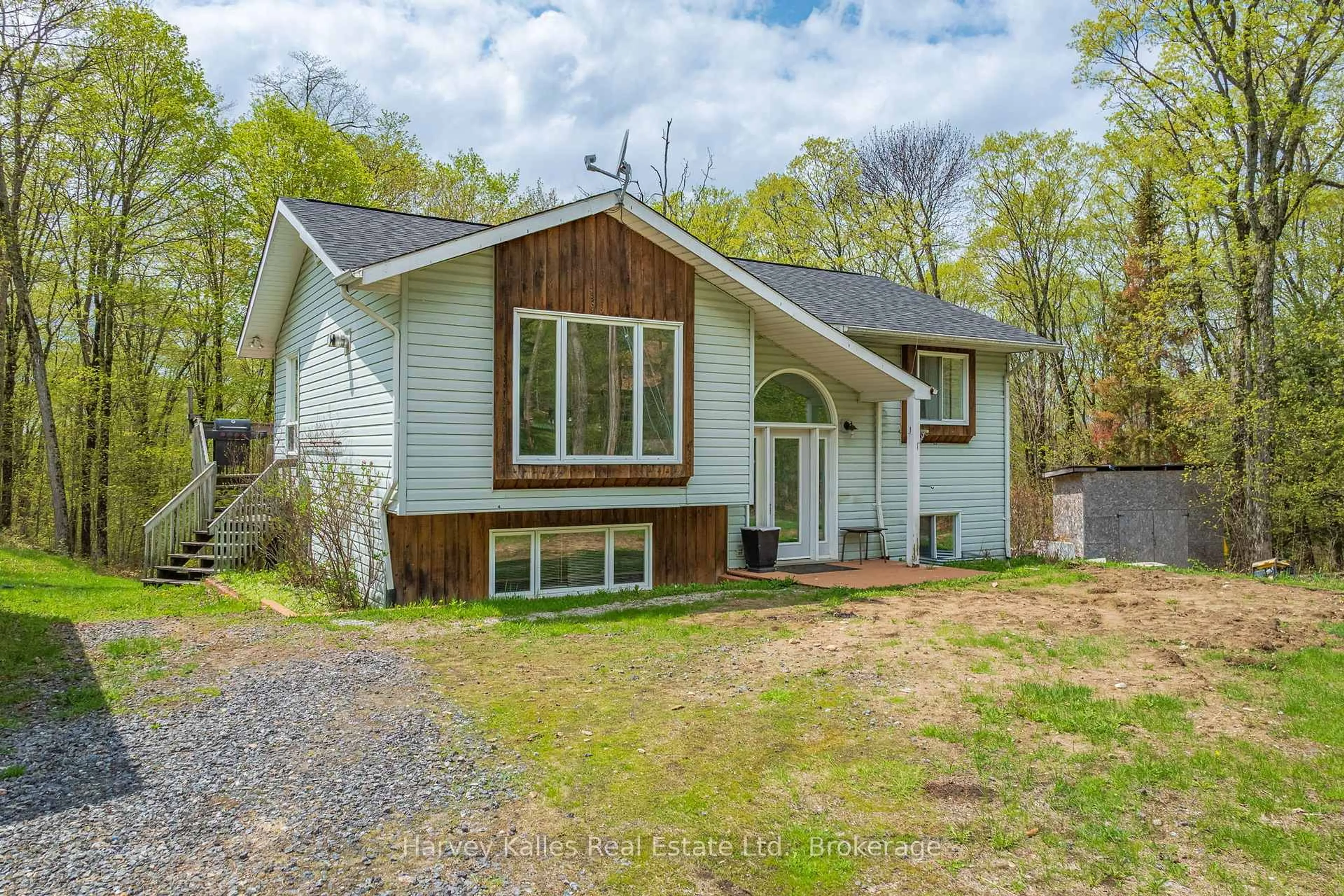 Home with vinyl exterior material, unknown for 42 Old Centurion Rd, Huntsville Ontario P1H 2N5