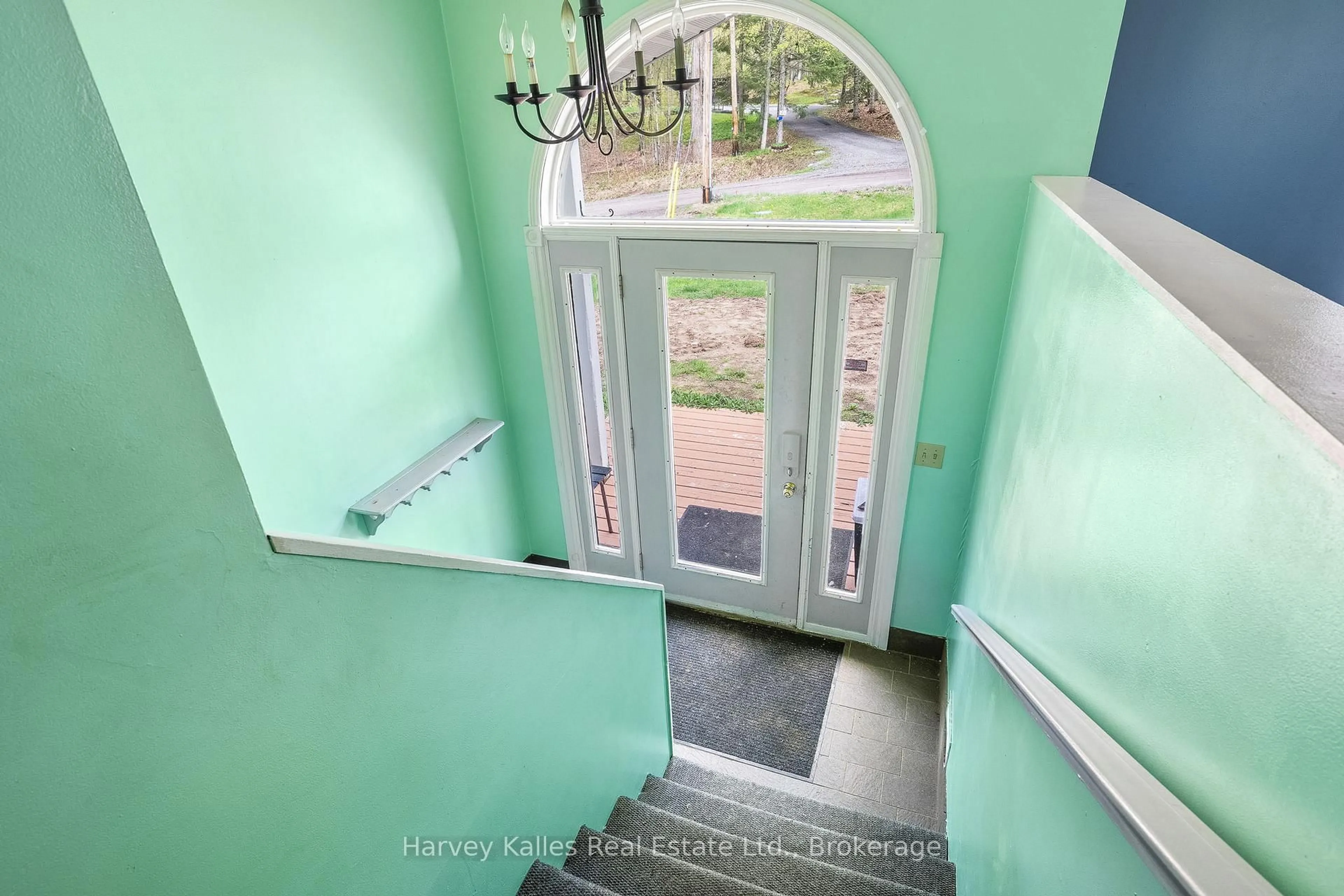 Indoor entryway for 42 Old Centurion Rd, Huntsville Ontario P1H 2N5