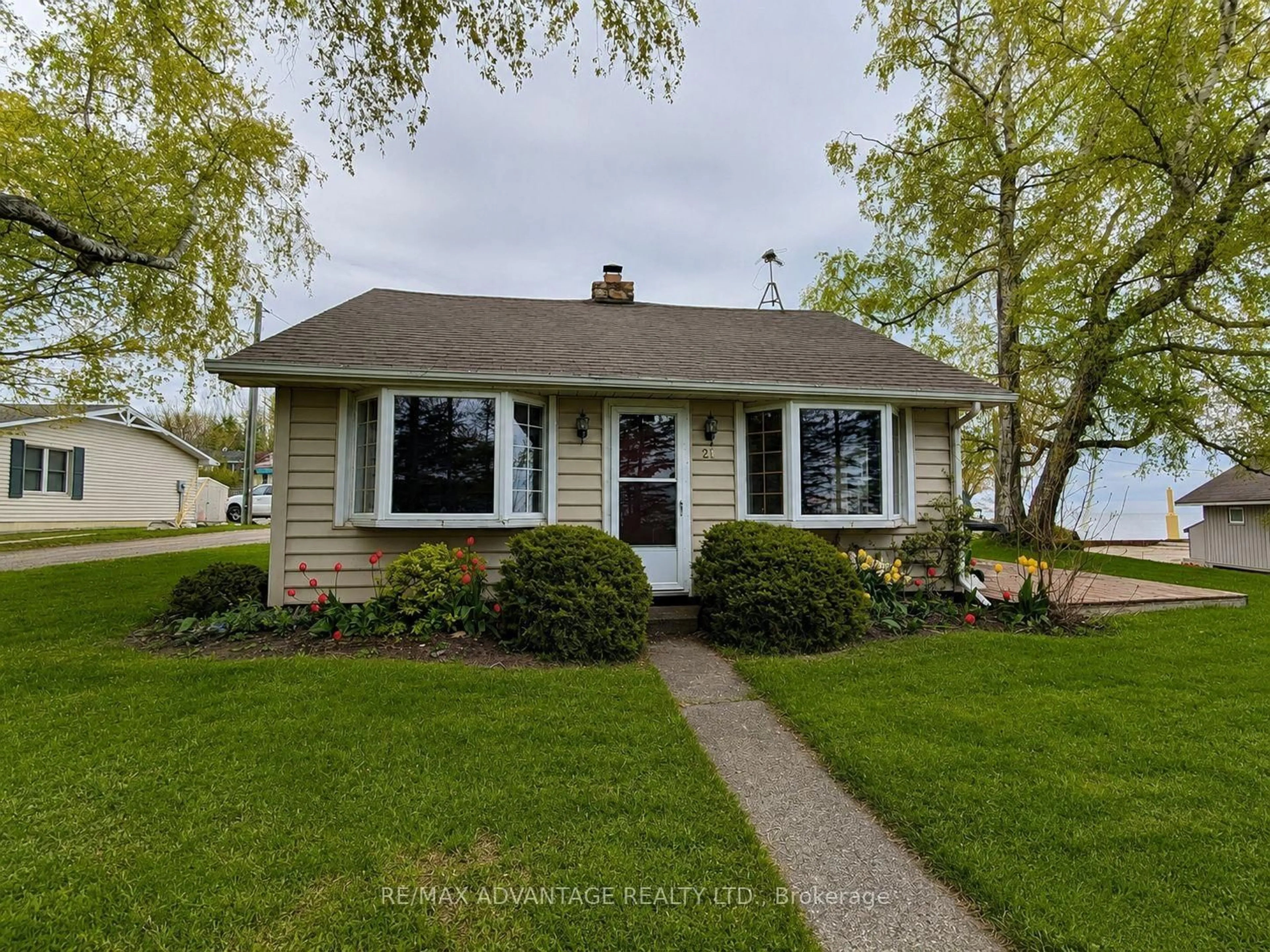 Home with vinyl exterior material, water/lake/river/ocean view for 49205 Blair Dr, Malahide Ontario N5H 2R2