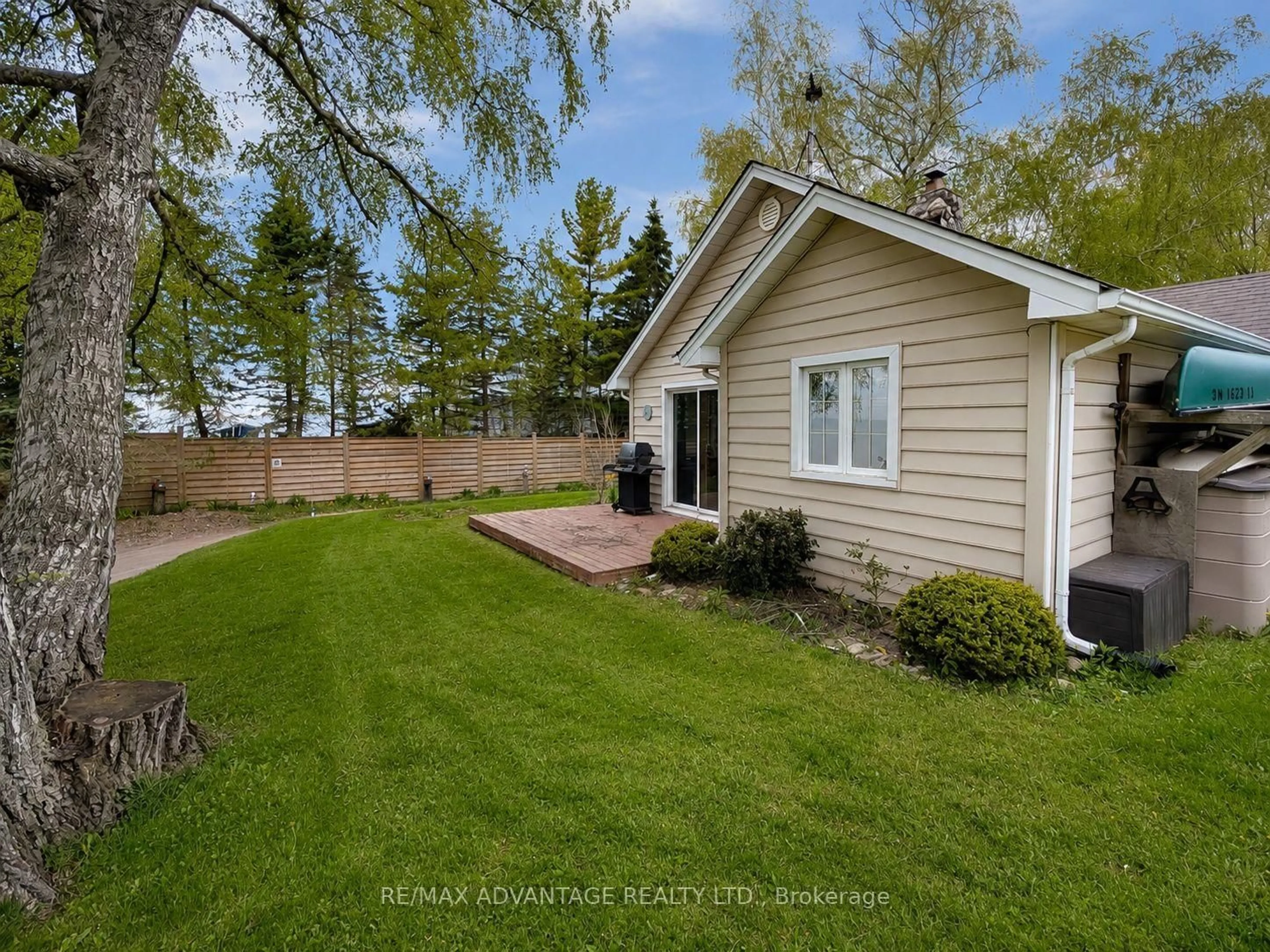 A pic from outside/outdoor area/front of a property/back of a property/a pic from drone, unknown for 49205 Blair Dr, Malahide Ontario N5H 2R2