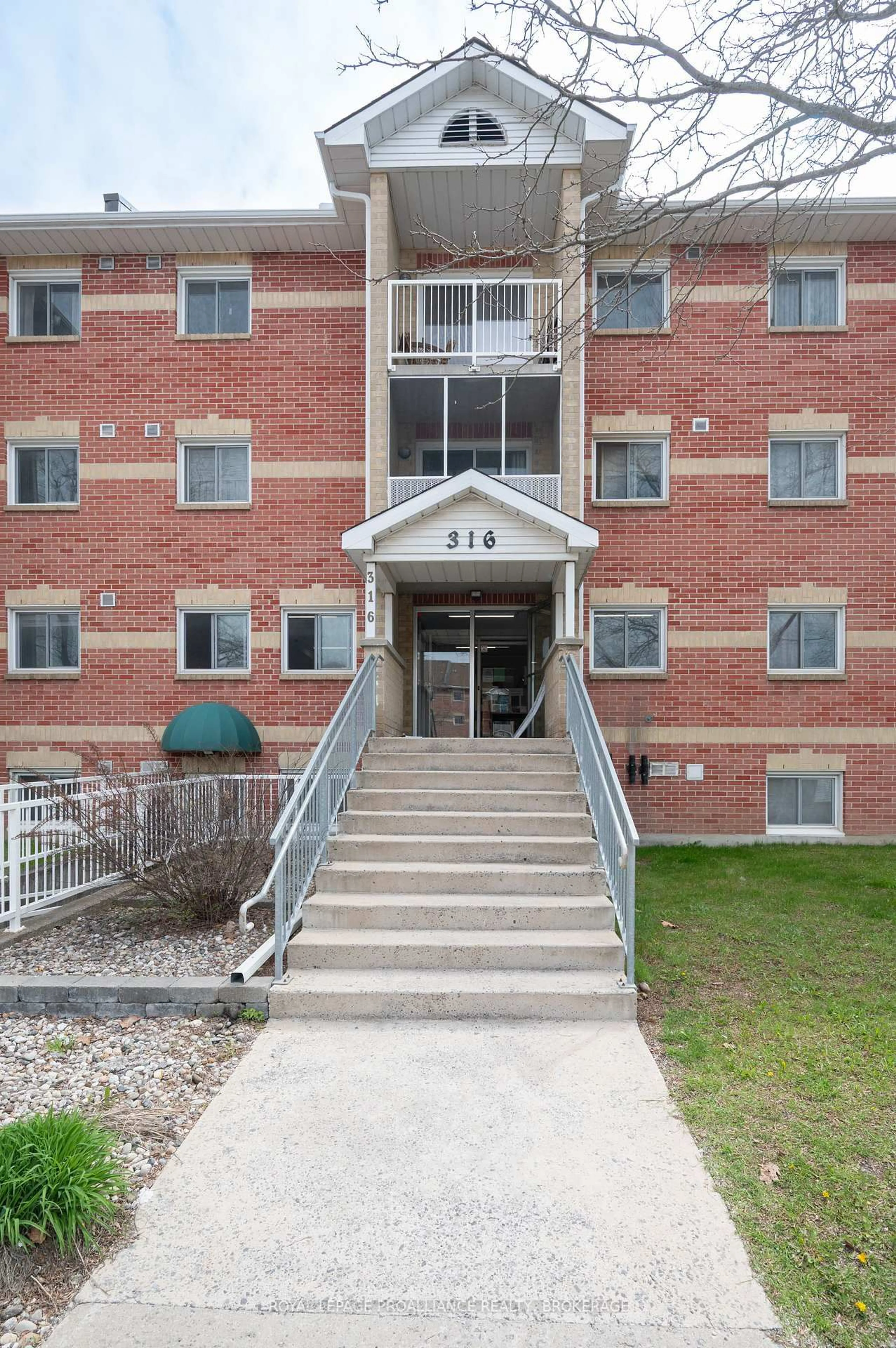 Indoor foyer for 316 Kingsdale Ave #411, Kingston Ontario K7M 8S2