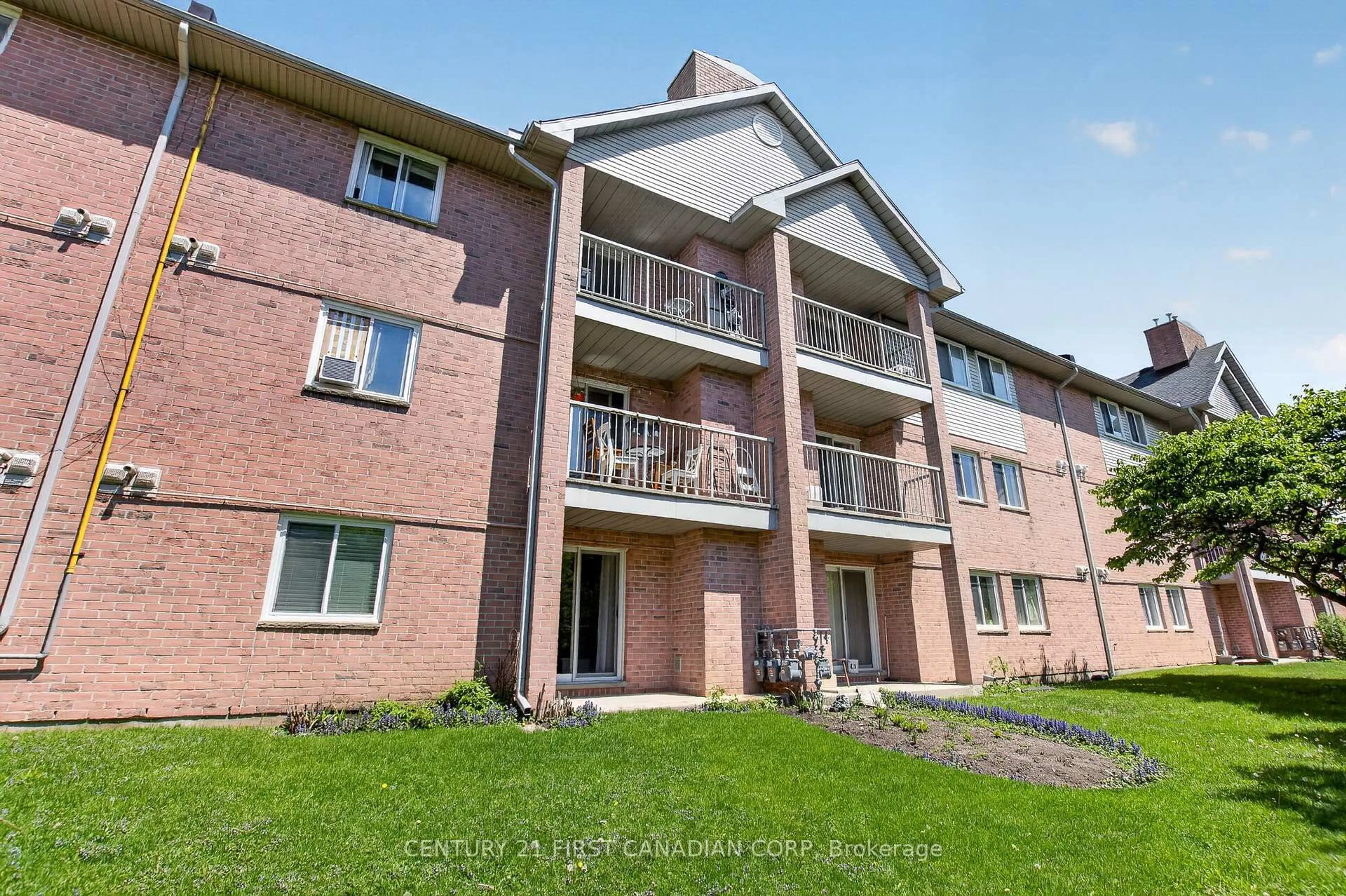 A pic from outside/outdoor area/front of a property/back of a property/a pic from drone, building for 136 Conway Dr #11, London South Ontario N6E 3N1