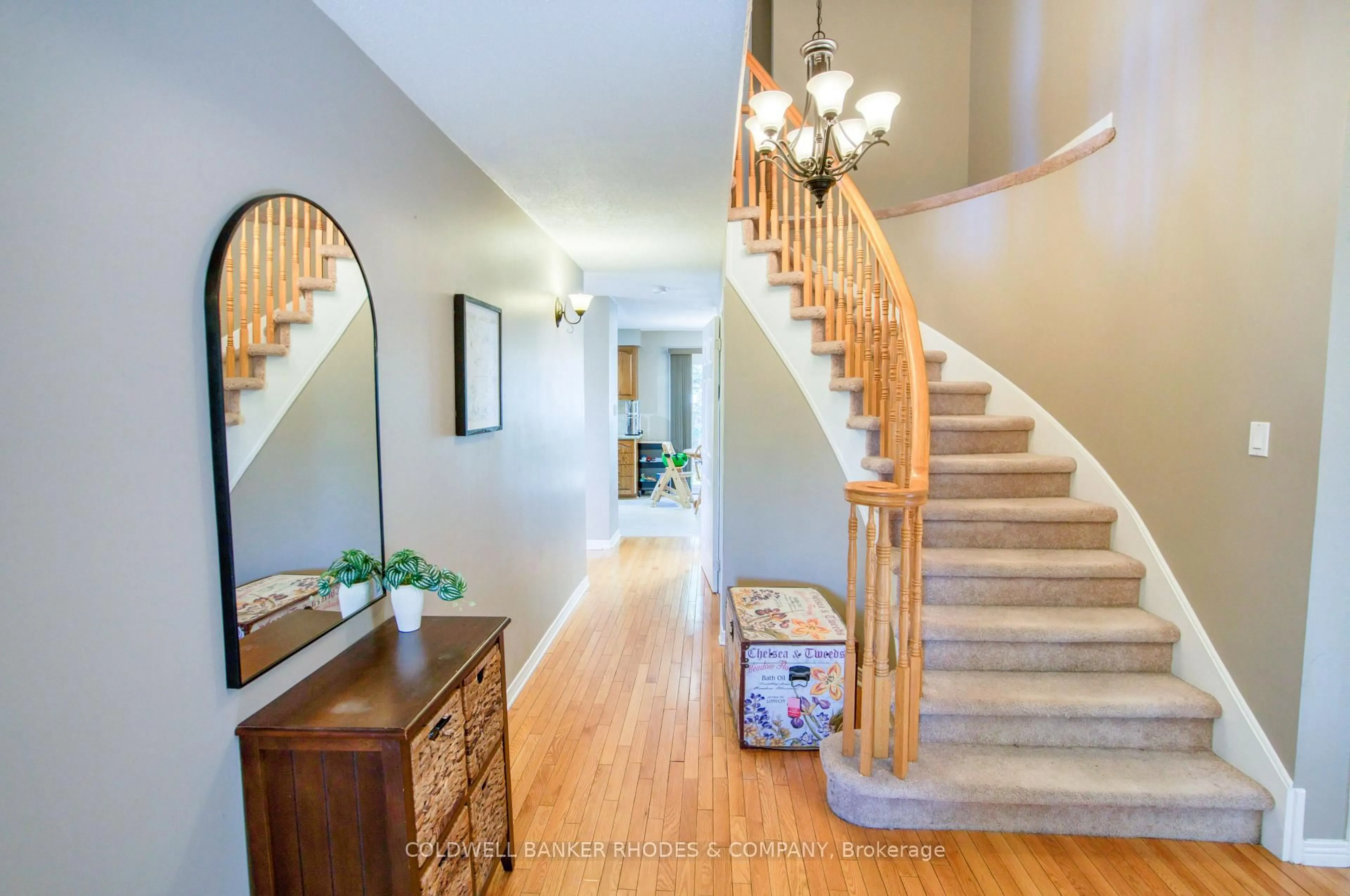 Indoor entryway for 54 Keys Way, Ottawa Ontario K1G 4M8