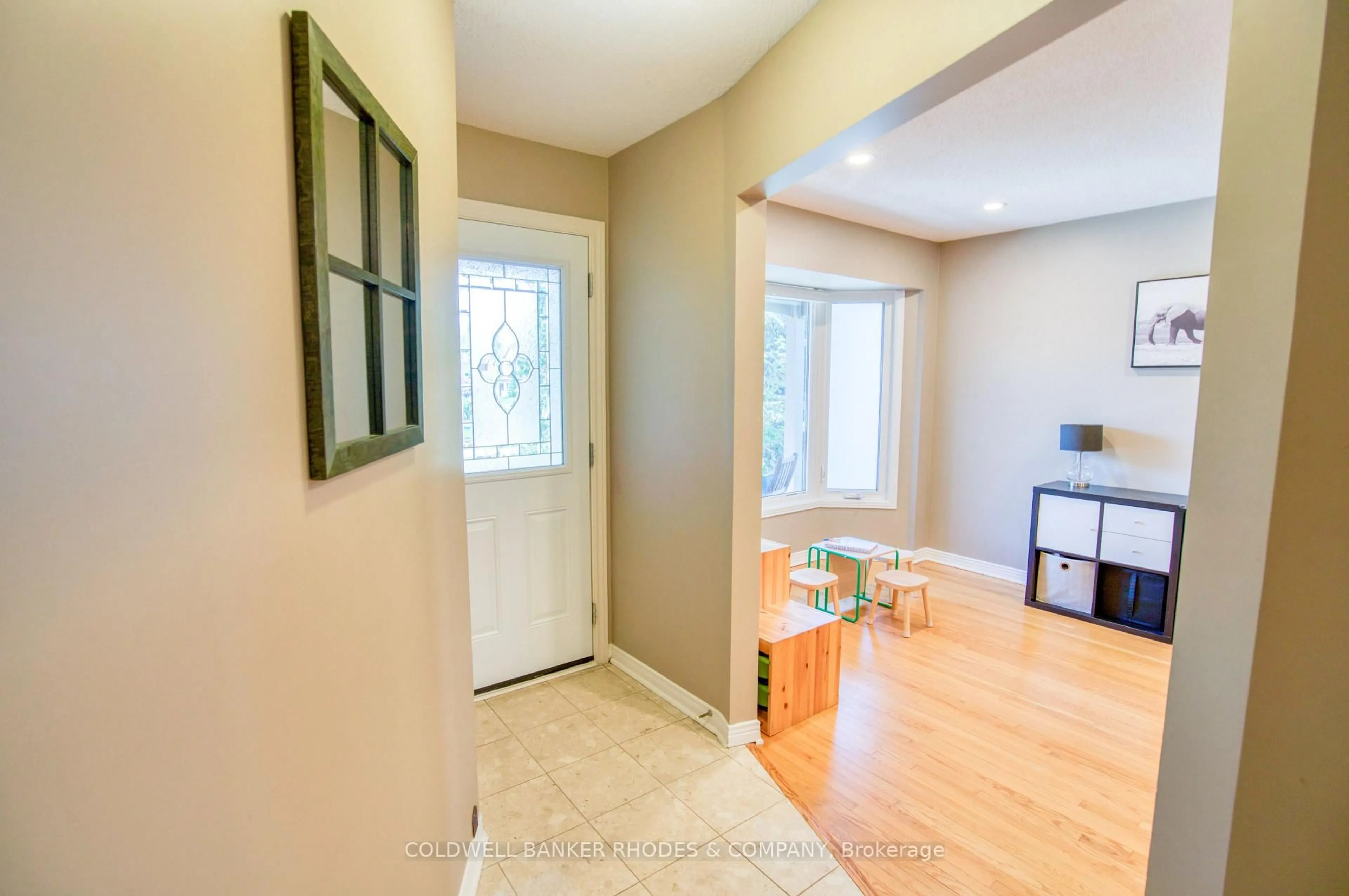 Indoor entryway for 54 Keys Way, Ottawa Ontario K1G 4M8