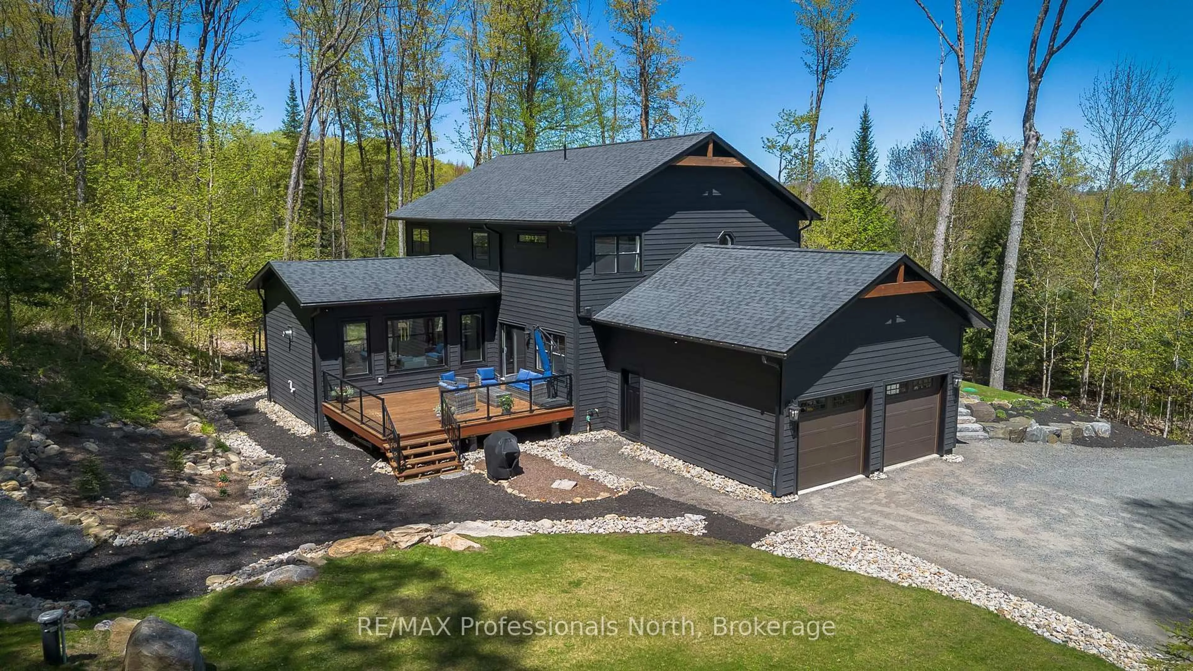 A pic from outside/outdoor area/front of a property/back of a property/a pic from drone, unknown for 29 Natures Way, Huntsville Ontario P1H 0B4