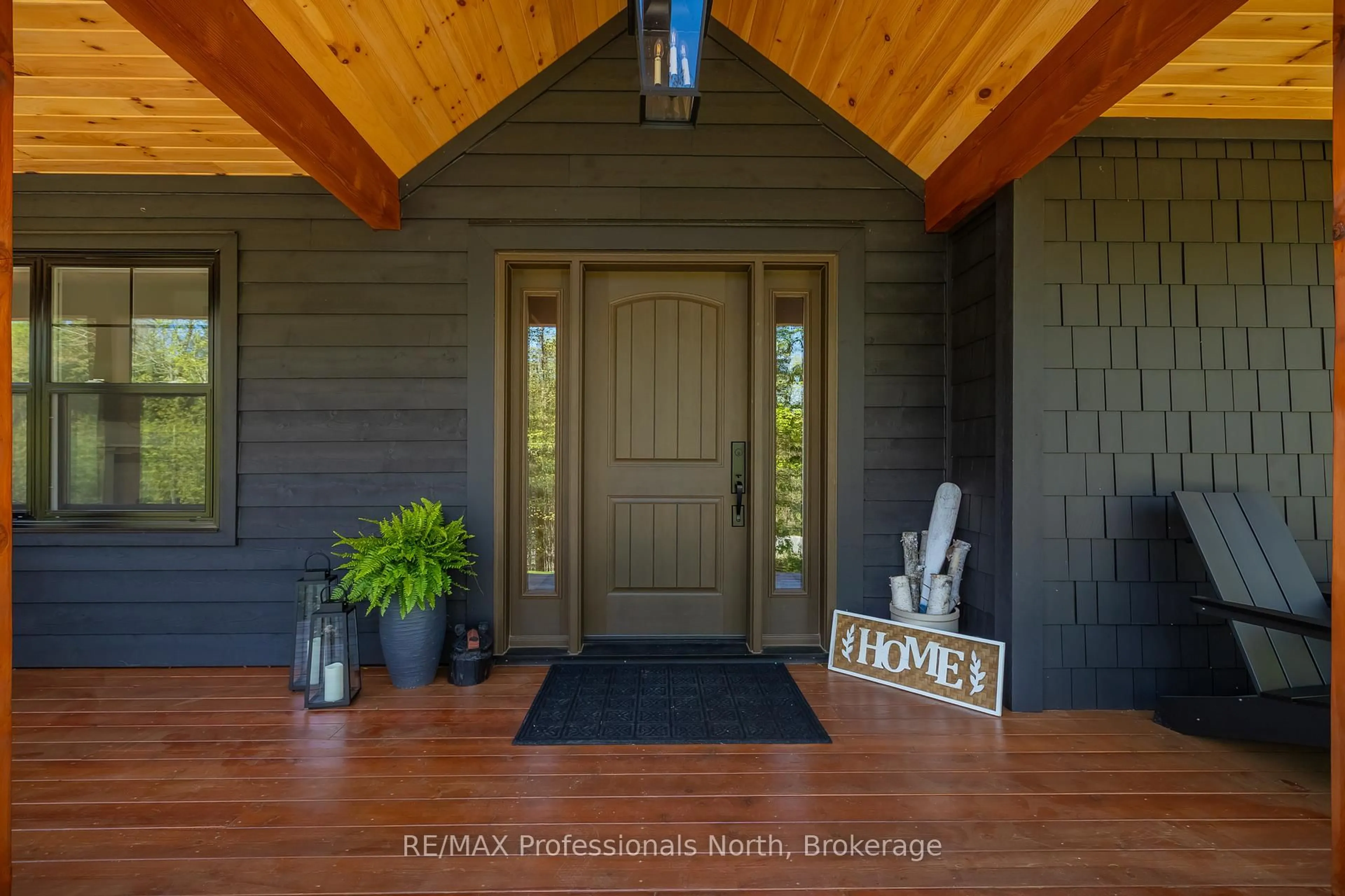Indoor entryway for 29 Natures Way, Huntsville Ontario P1H 0B4