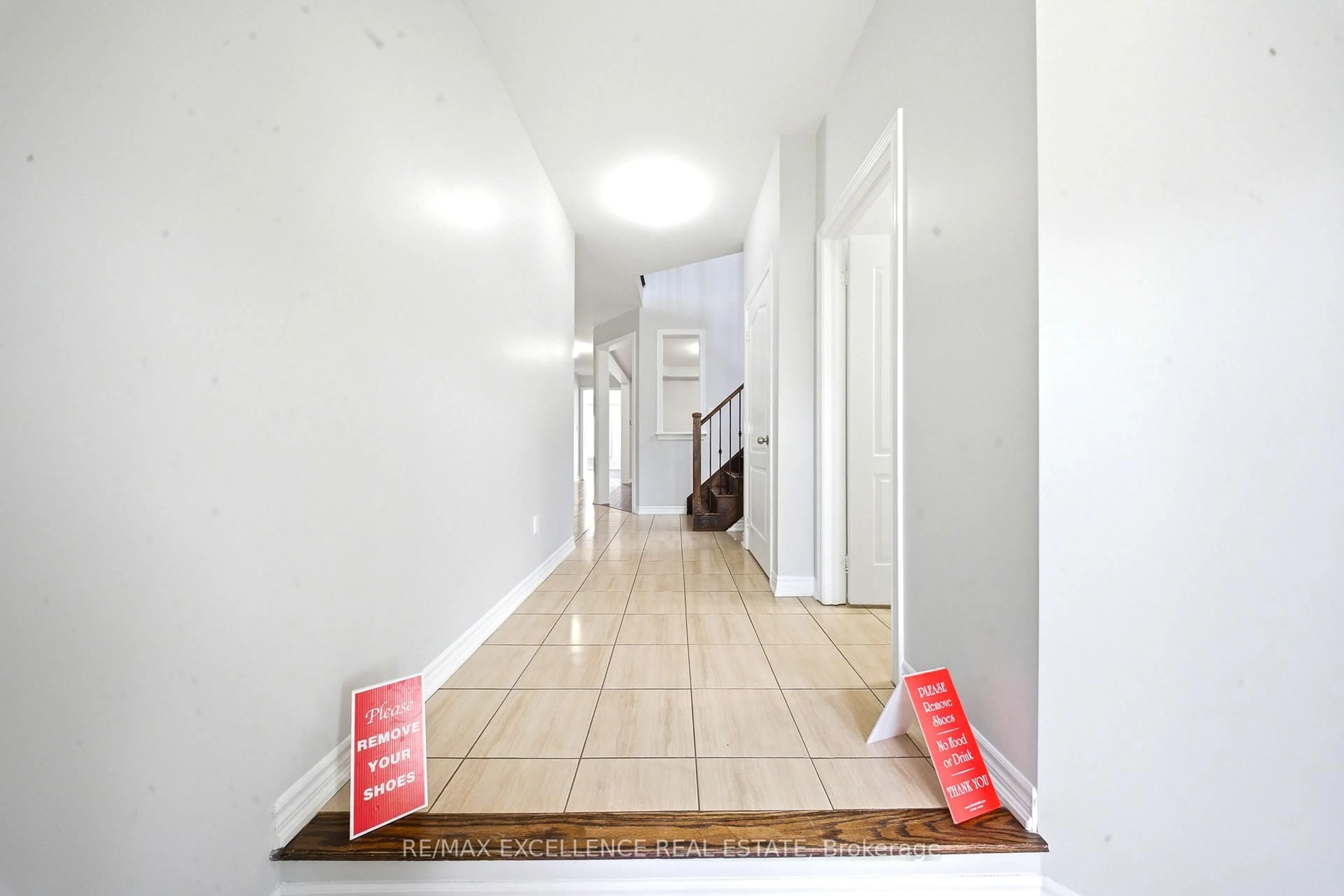 Indoor foyer for 129 Morden Dr, Shelburne Ontario L9V 3S4