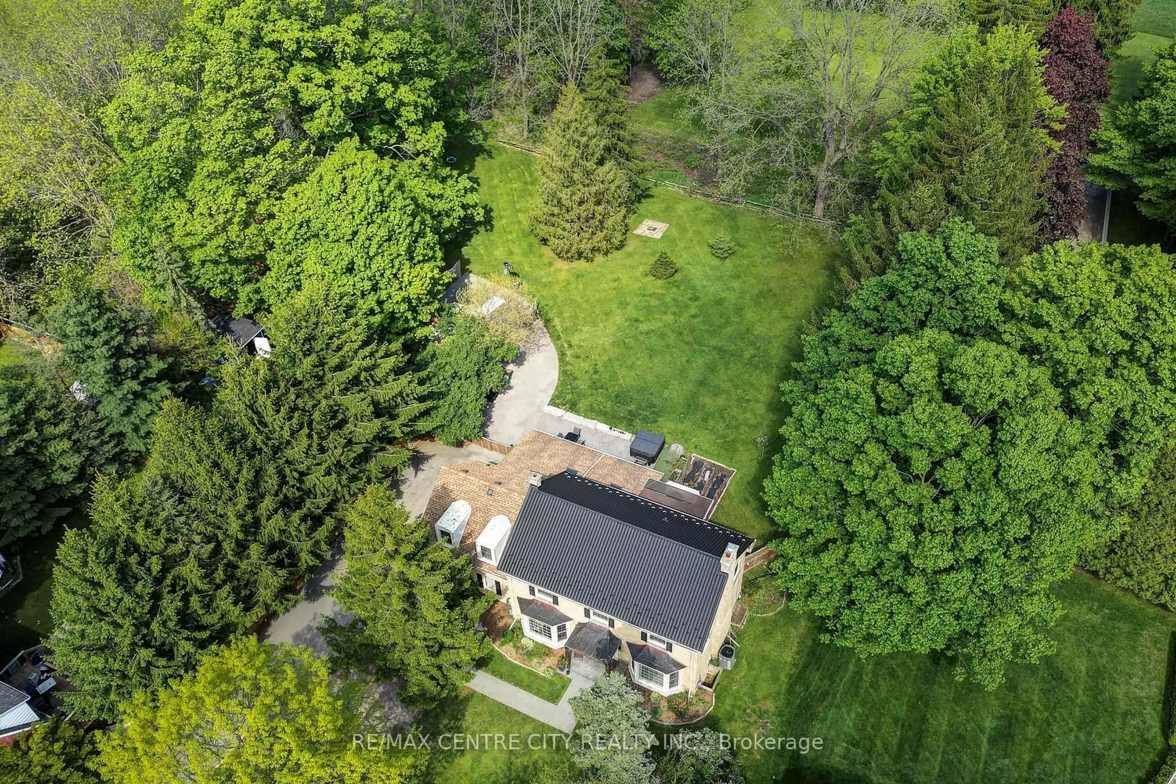 A pic from outside/outdoor area/front of a property/back of a property/a pic from drone, unknown for 339 Sunset Dr, Central Elgin Ontario N5R 3C6