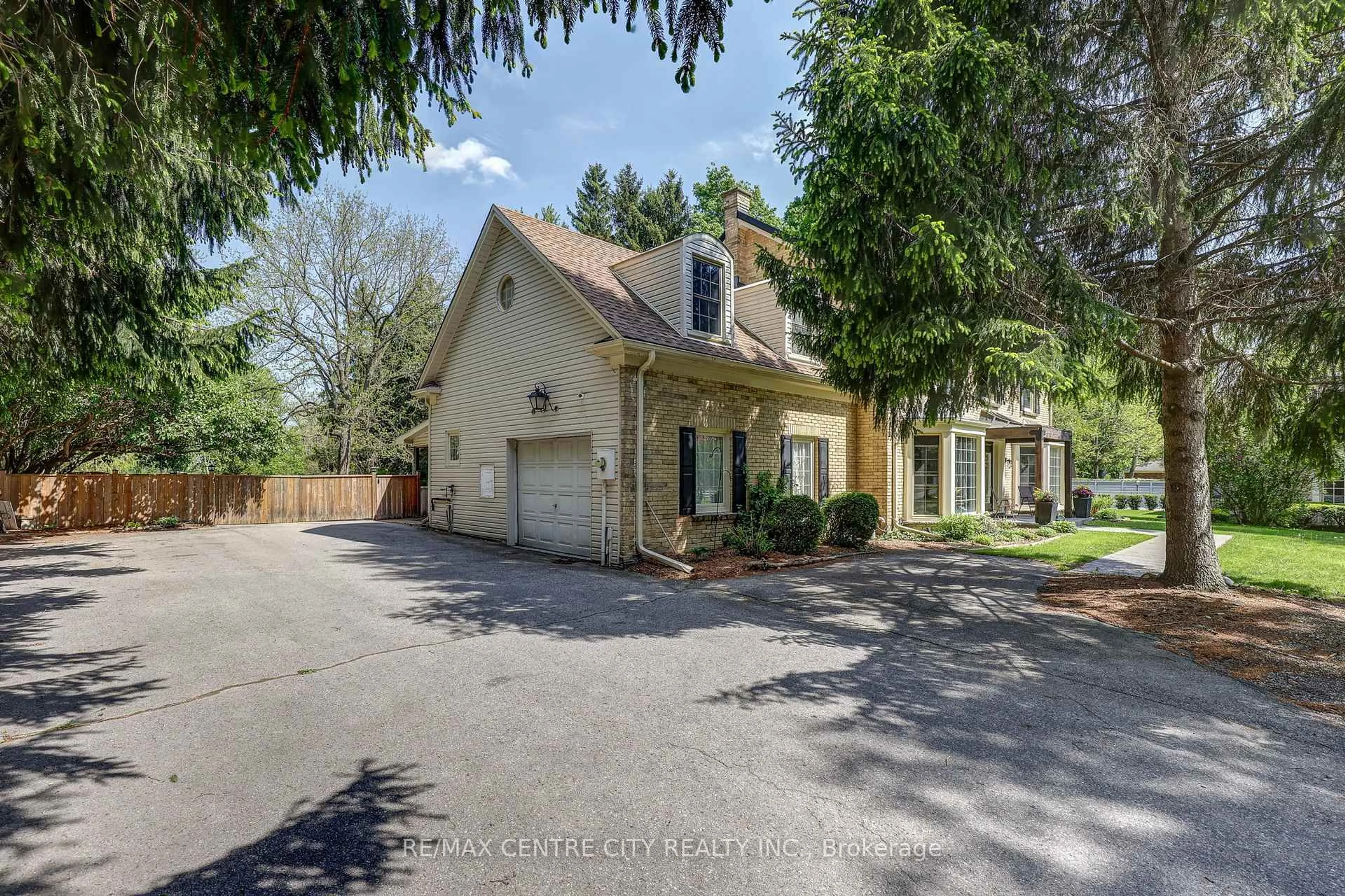 A pic from outside/outdoor area/front of a property/back of a property/a pic from drone, street for 339 Sunset Dr, Central Elgin Ontario N5R 3C6