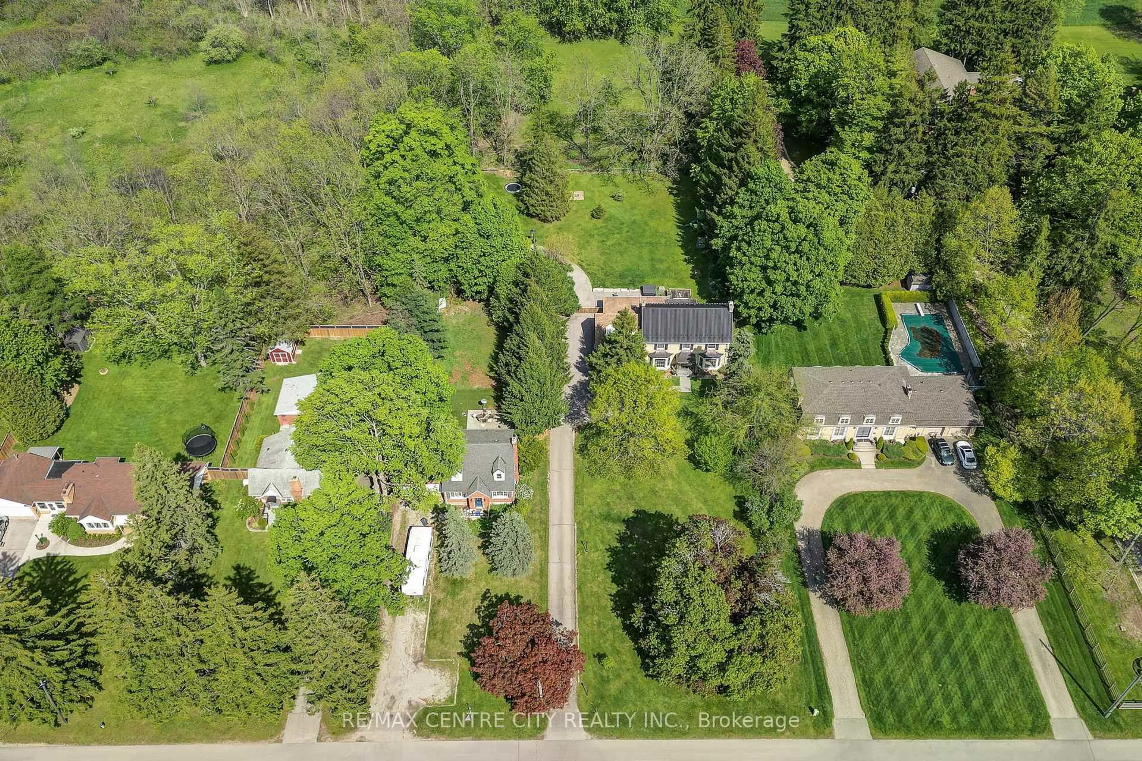 A pic from outside/outdoor area/front of a property/back of a property/a pic from drone, street for 339 Sunset Dr, Central Elgin Ontario N5R 3C6