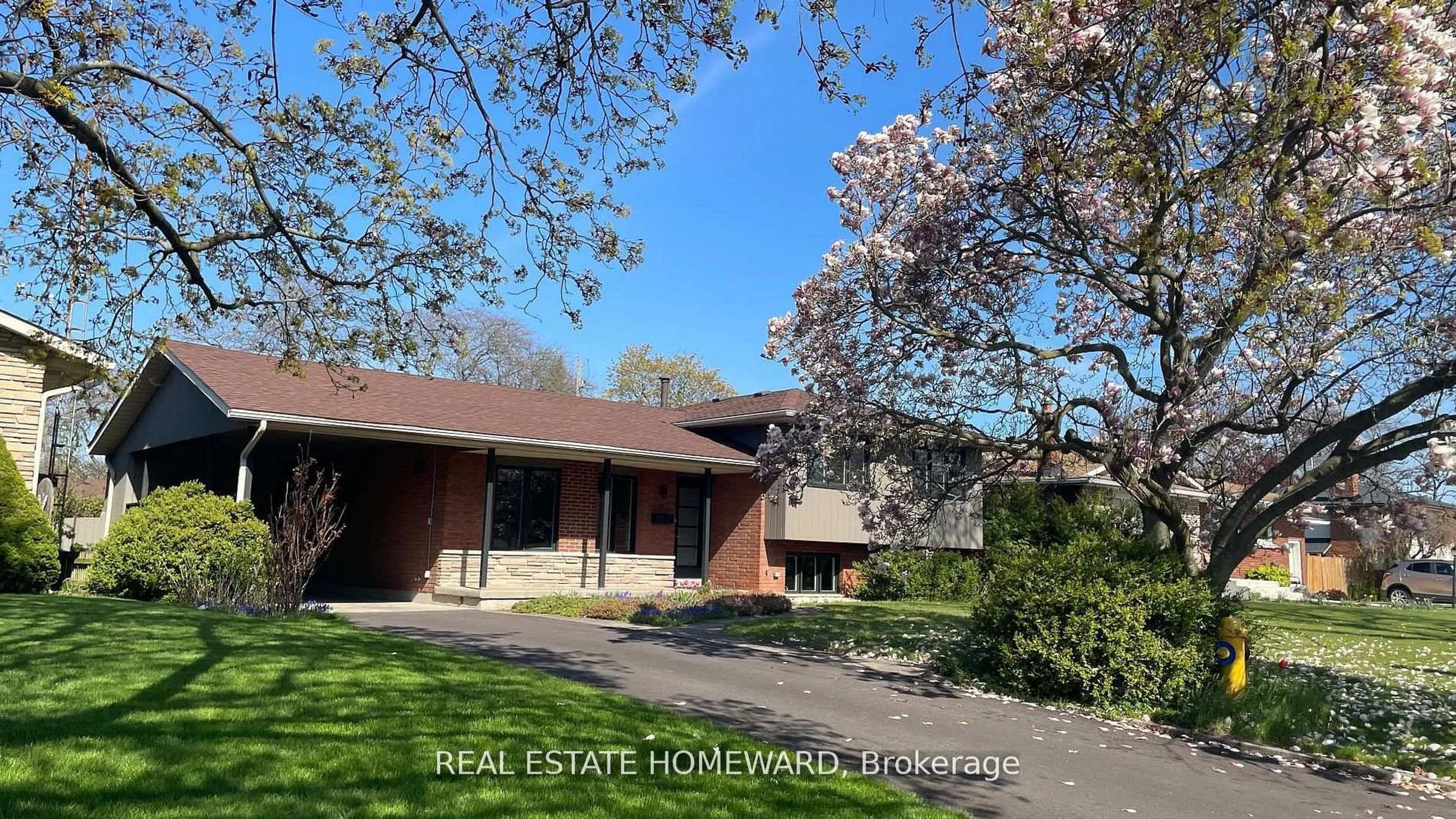A pic from outside/outdoor area/front of a property/back of a property/a pic from drone, street for 33 Strathcona Dr, St. Catharines Ontario L2M 2A8
