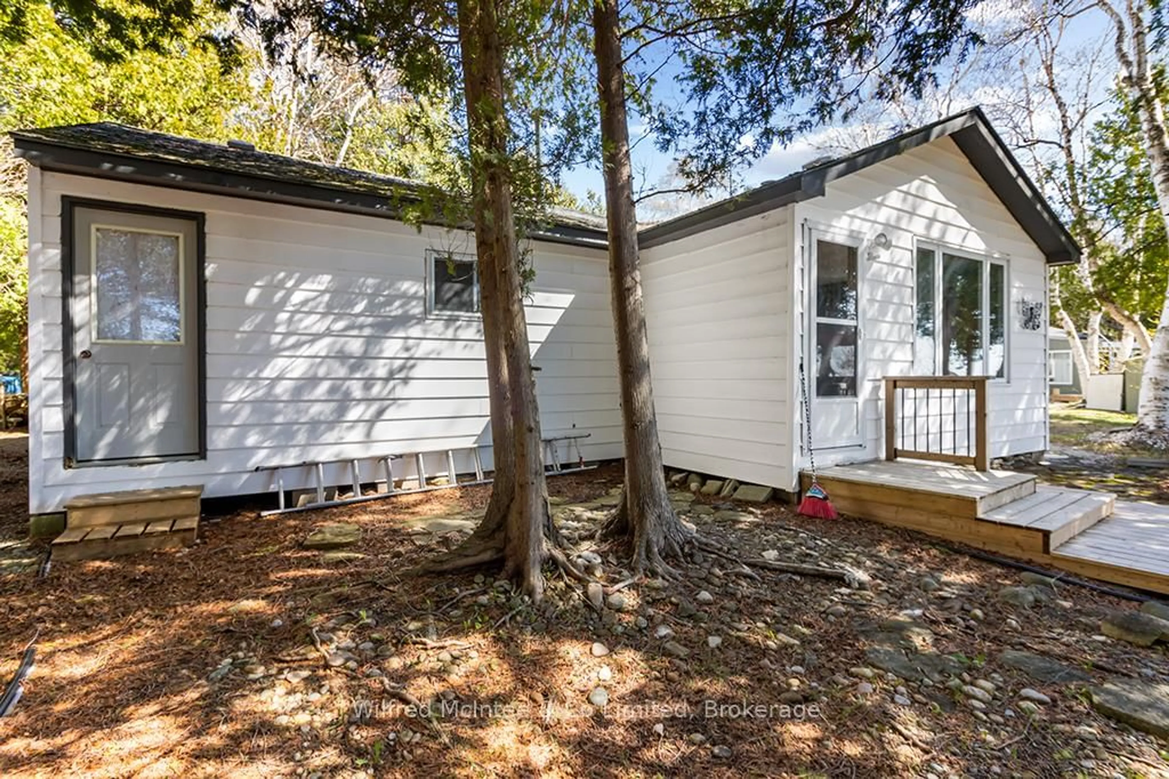Home with vinyl exterior material, unknown for 917 BRUCE ROAD 13 Rd, Native Leased Lands Ontario N0H 2L0