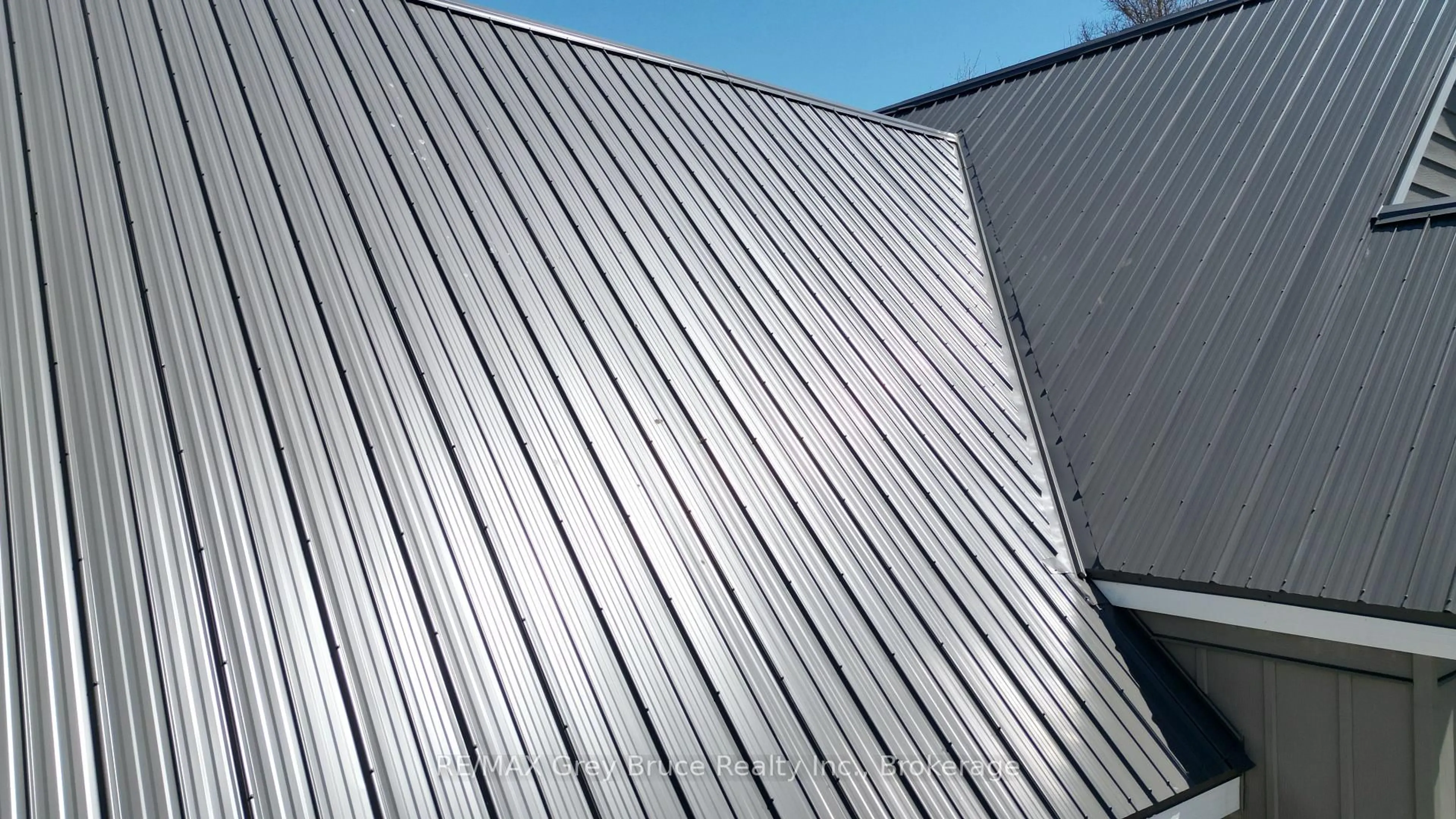 Home with vinyl exterior material, building for 751 Pike Bay Rd, Northern Bruce Peninsula Ontario N0H 1W0