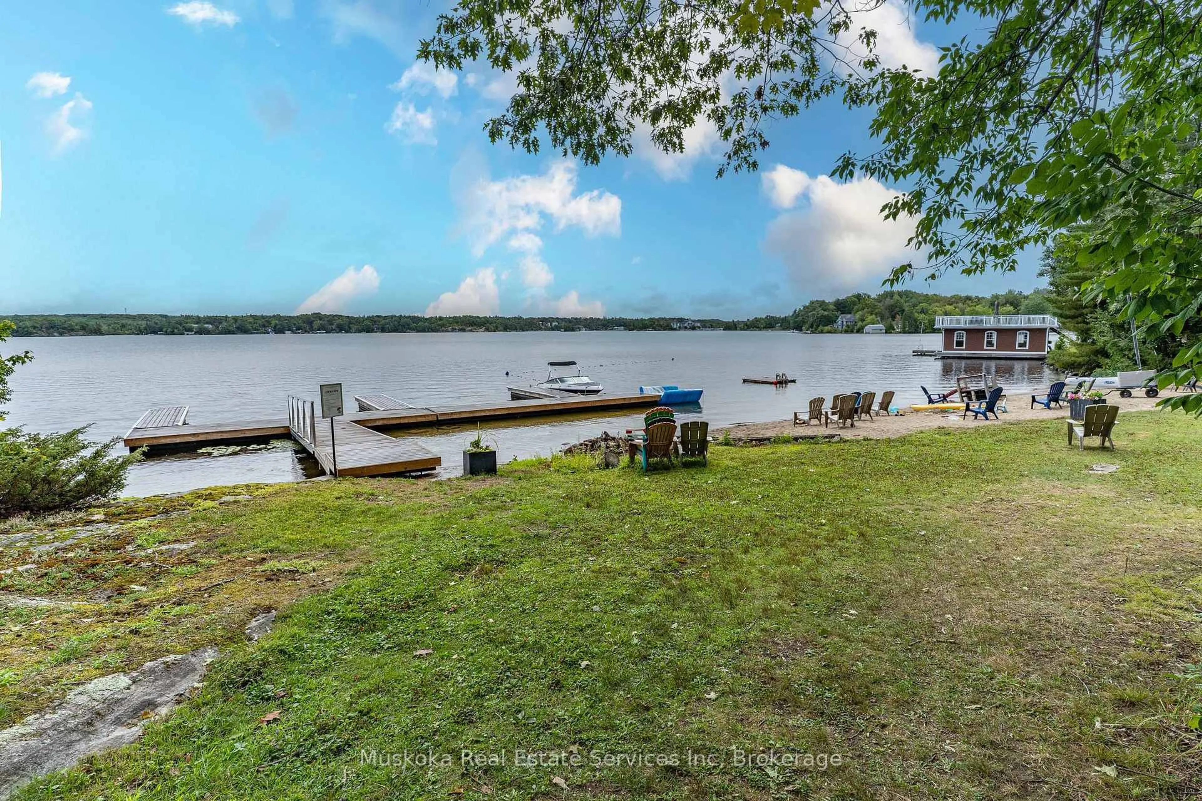 Patio, water/lake/river/ocean view for 250 Wapaska Cres, Gravenhurst Ontario P1P 0Y1