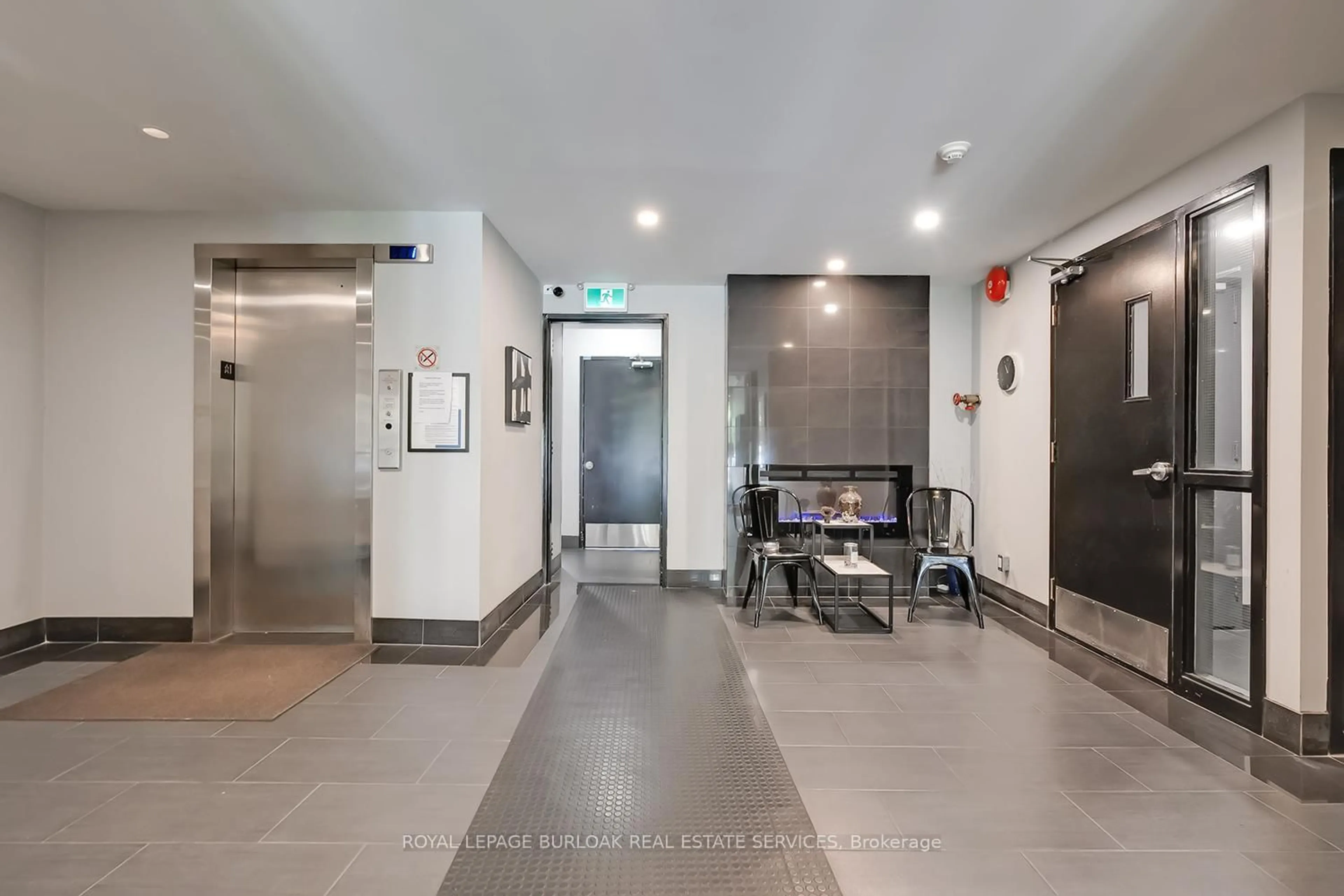 Indoor foyer for 69 Herkimer St #203, Hamilton Ontario L8P 2G6