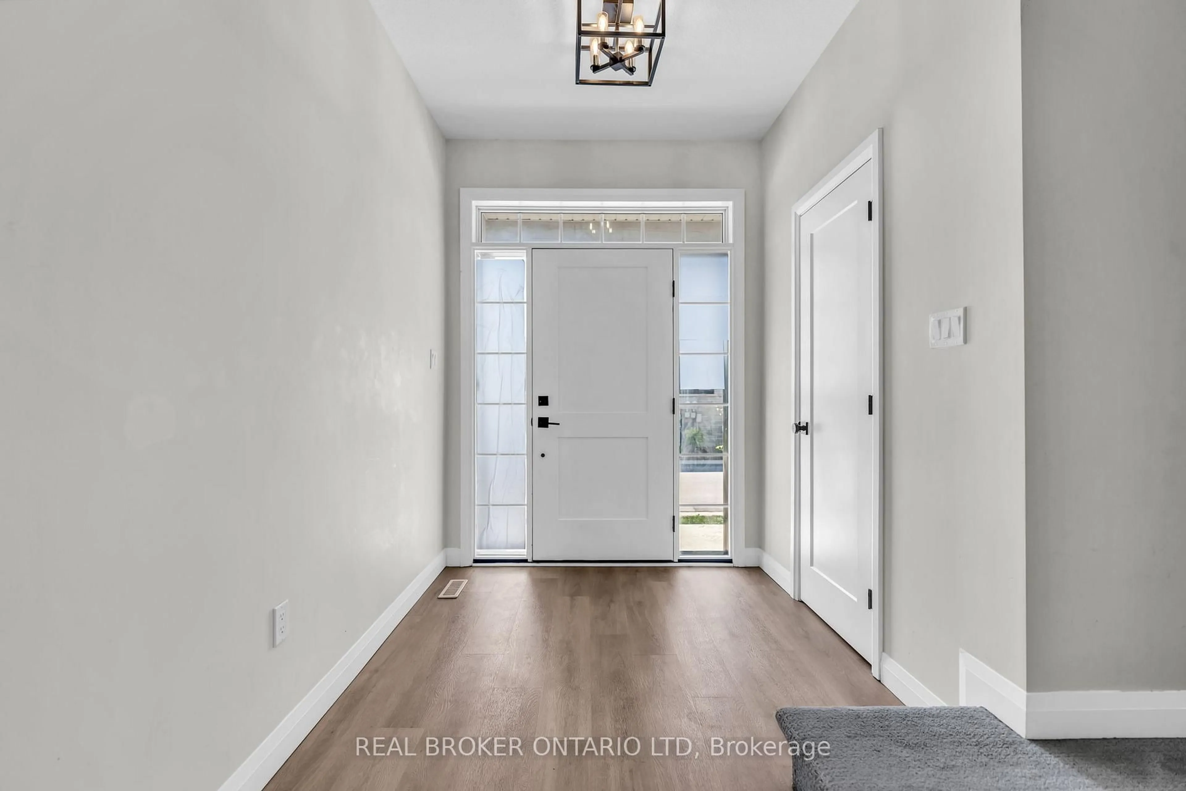 Indoor entryway for 93 Stonefield Lane #106, Middlesex Centre Ontario N0M 2A0