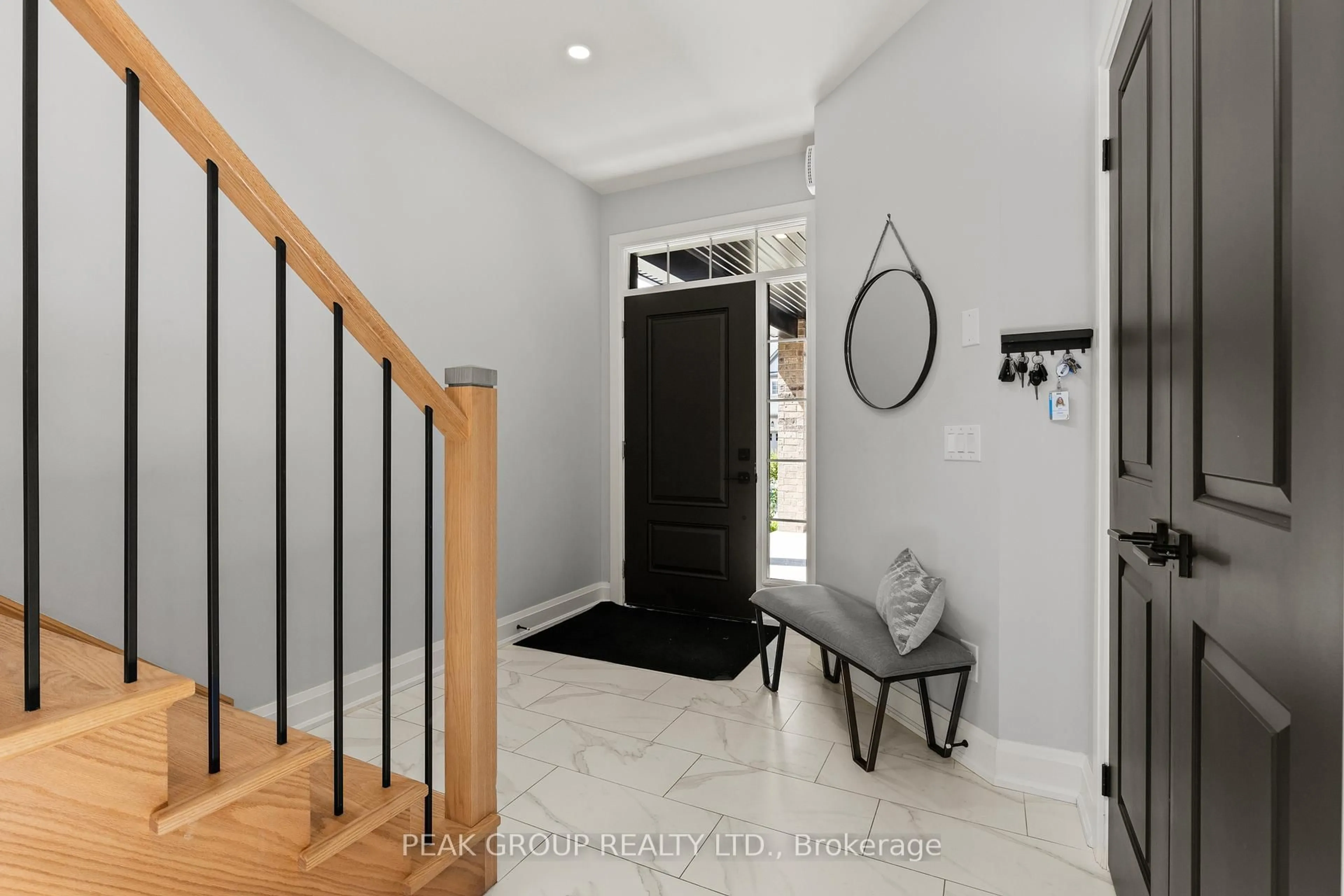 Indoor entryway for 119 Susan Dr, Pelham Ontario L0S 1E6