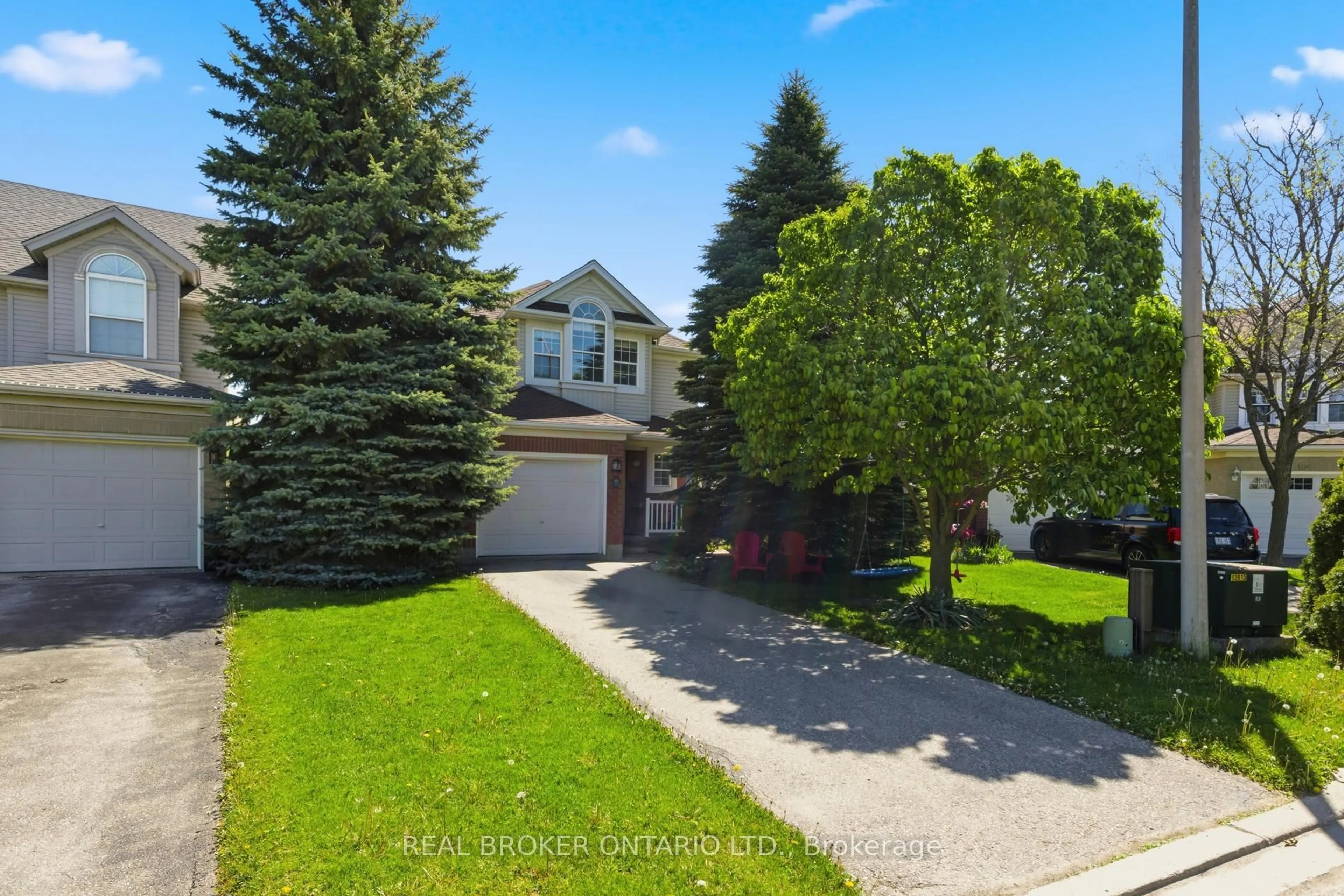 A pic from outside/outdoor area/front of a property/back of a property/a pic from drone, street for 179 Dalecroft Pl, Waterloo Ontario N2T 2T1