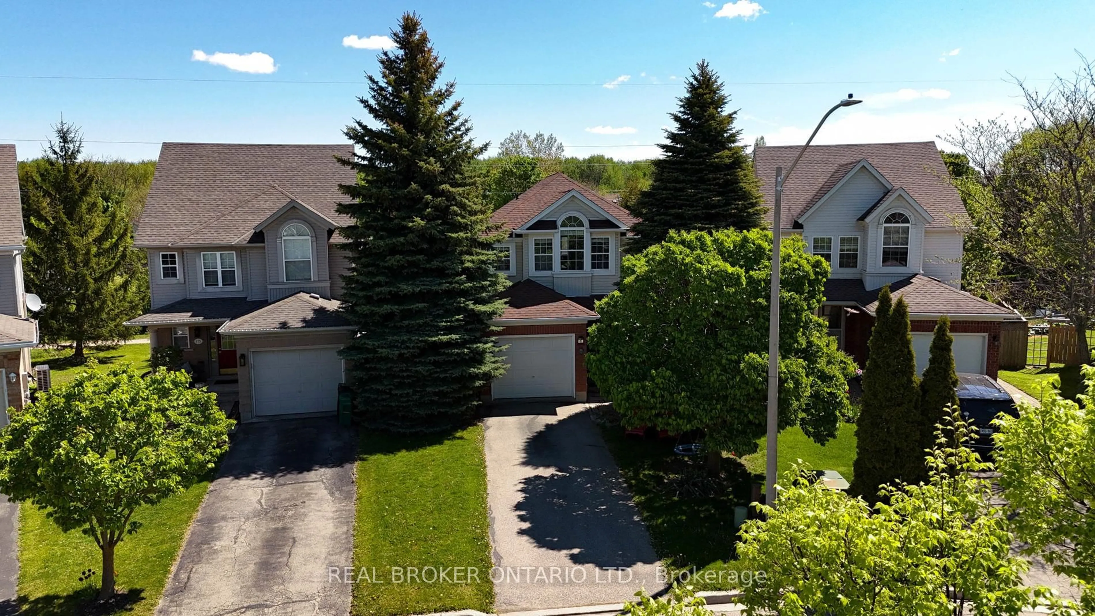 A pic from outside/outdoor area/front of a property/back of a property/a pic from drone, street for 179 Dalecroft Pl, Waterloo Ontario N2T 2T1