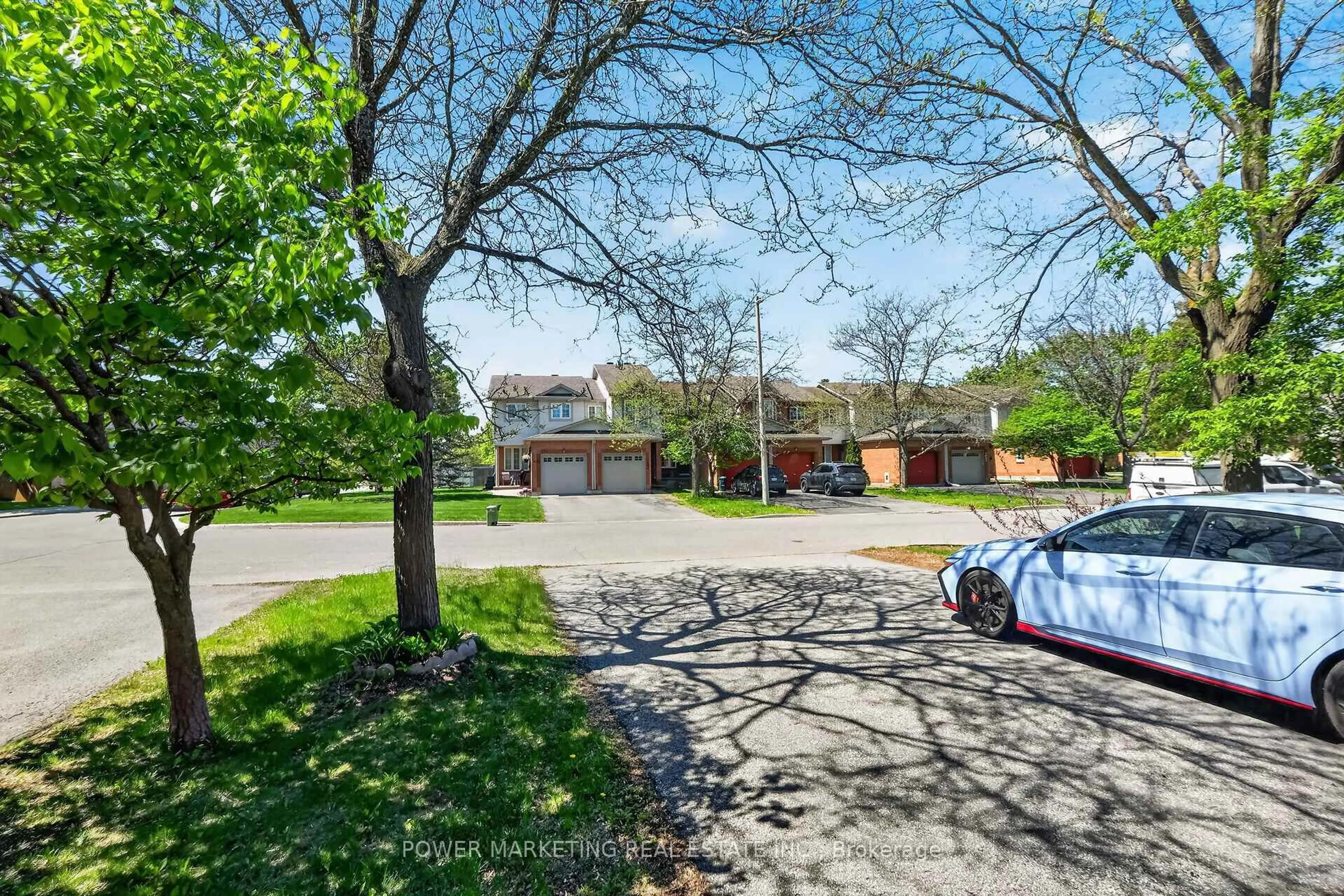 A pic from outside/outdoor area/front of a property/back of a property/a pic from drone, street for 1493 Lynx Cres, Orleans Ontario K4A 3Y9