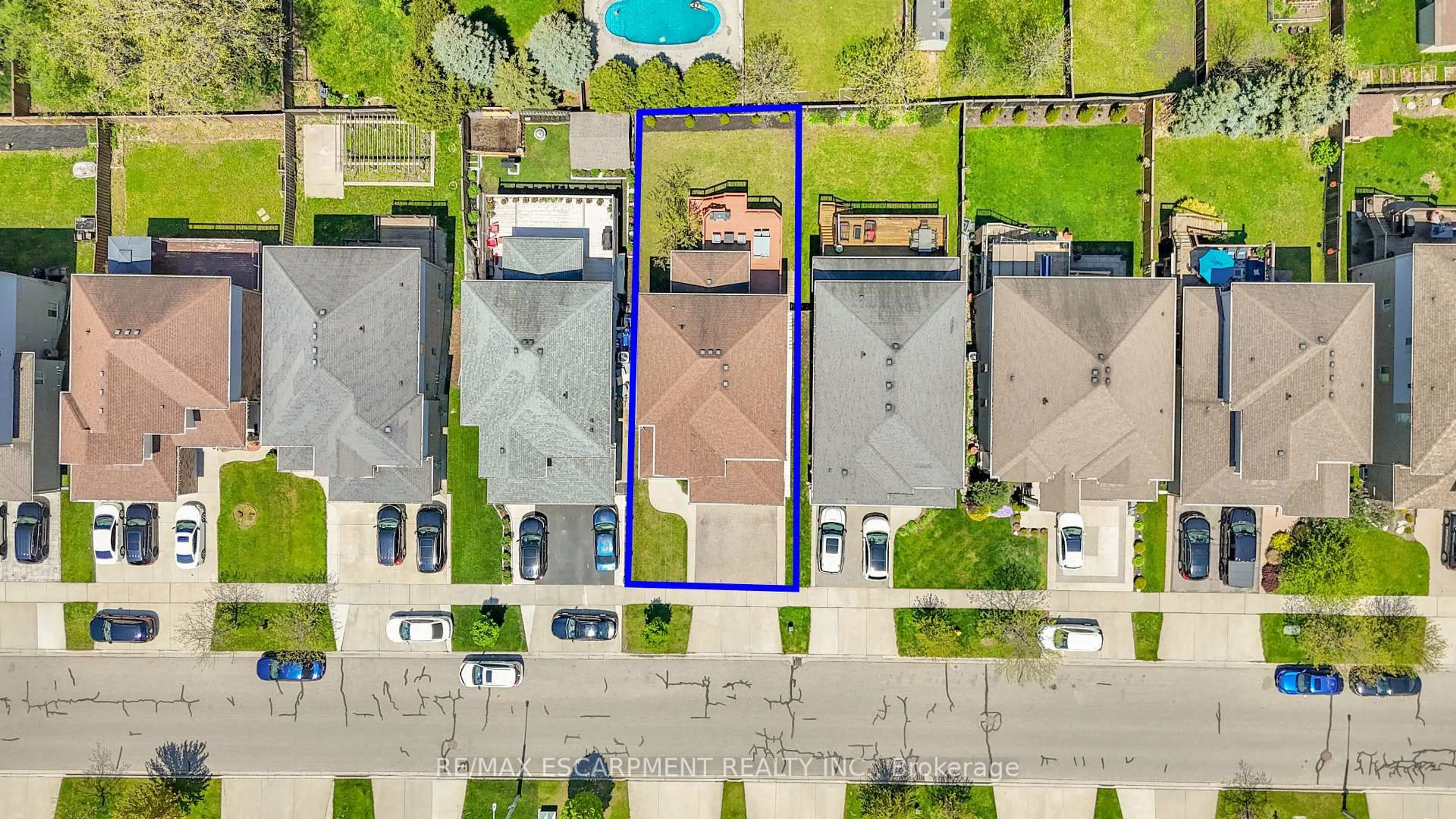 A pic from outside/outdoor area/front of a property/back of a property/a pic from drone, unknown for 73 Fitzgerald Dr, Cambridge Ontario N1T 2C6