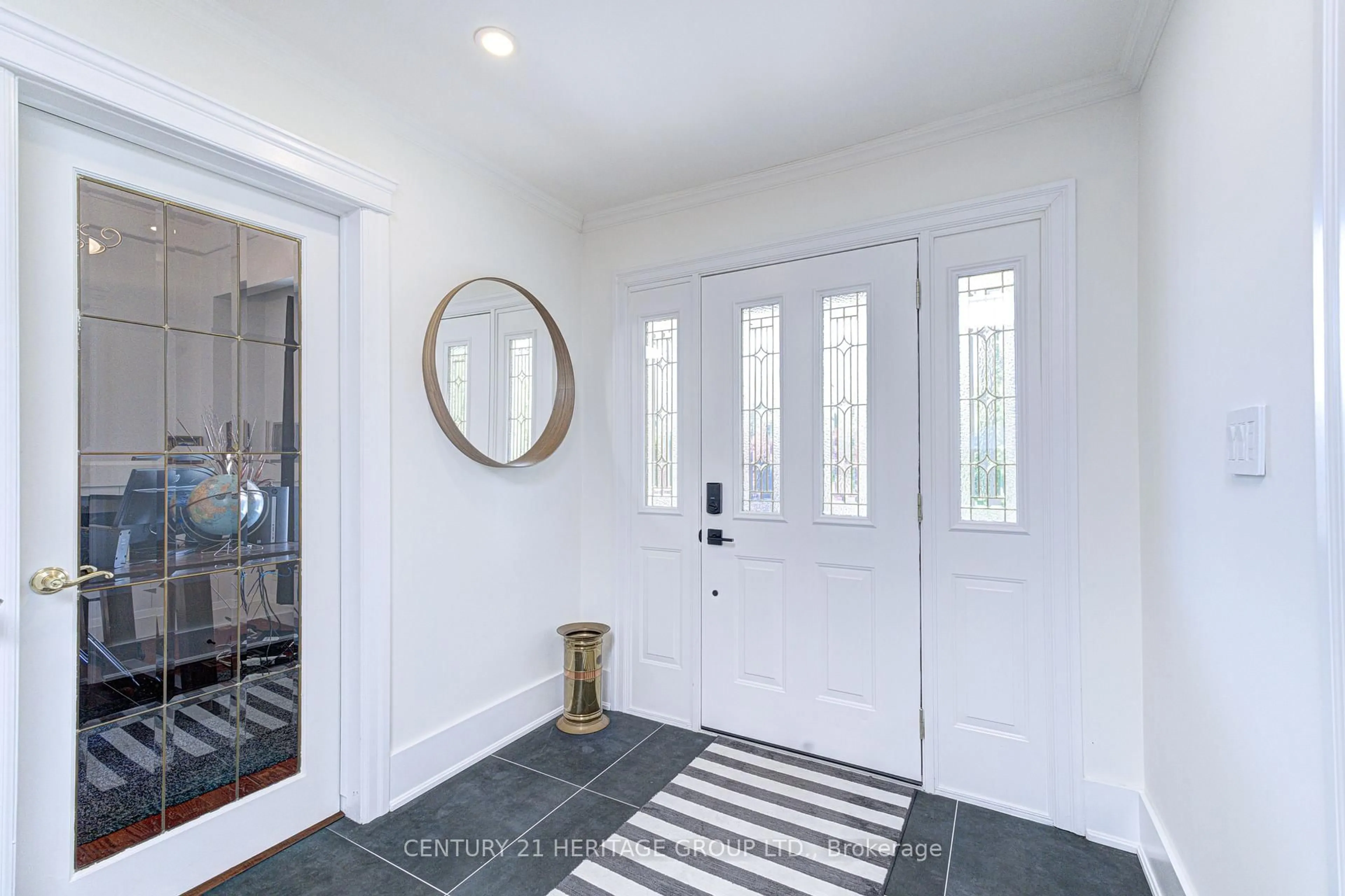 Indoor entryway for 5 Tottenham Crt, Niagara-on-the-Lake Ontario L0S 1J0